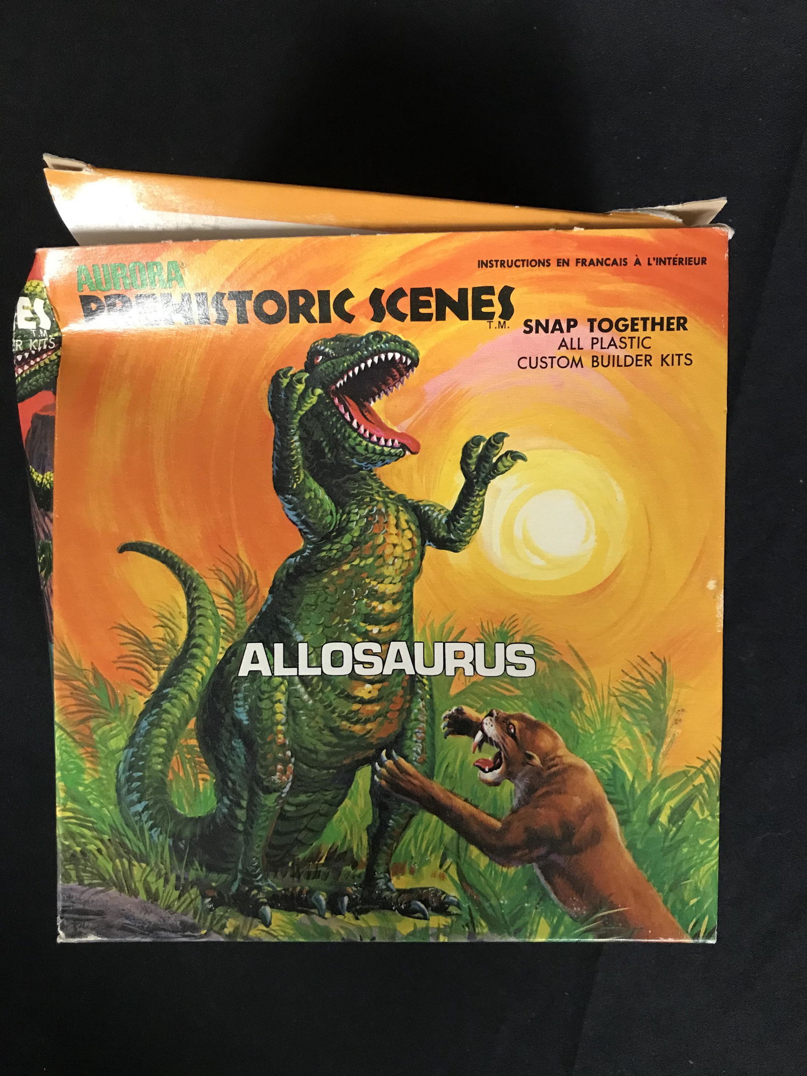 PREHISTORIC SCENES ALLOSAURUS ALL PLASTIC ASSEMBLY KIT (1 of 2)