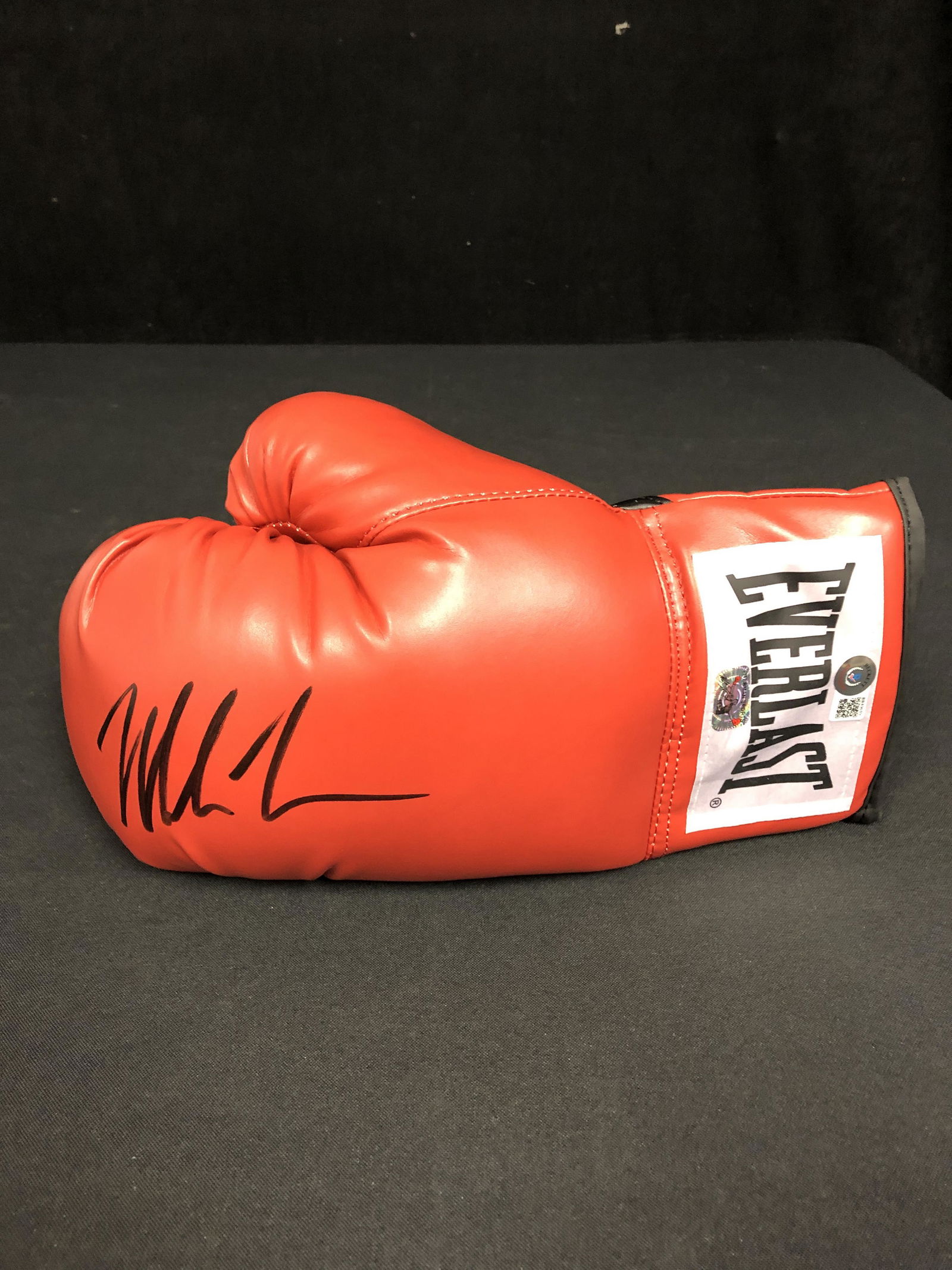 MIKE TYSON SIGNED RED EVERLAST BOXING GLOVE (BECKETT COA): MIKE TYSON SIGNED RED EVERLAST BOXING GLOVE (BECKETT COA)