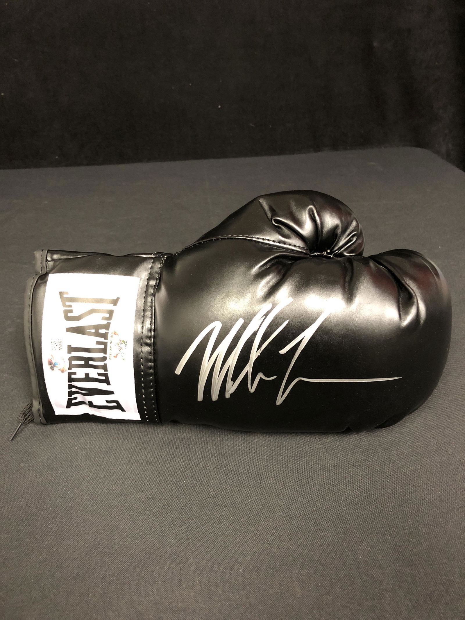 MIKE TYSON SIGNED BLACK EVERLAST BOXING GLOVE (BECKETT COA): MIKE TYSON SIGNED BLACK EVERLAST BOXING GLOVE (BECKETT COA)