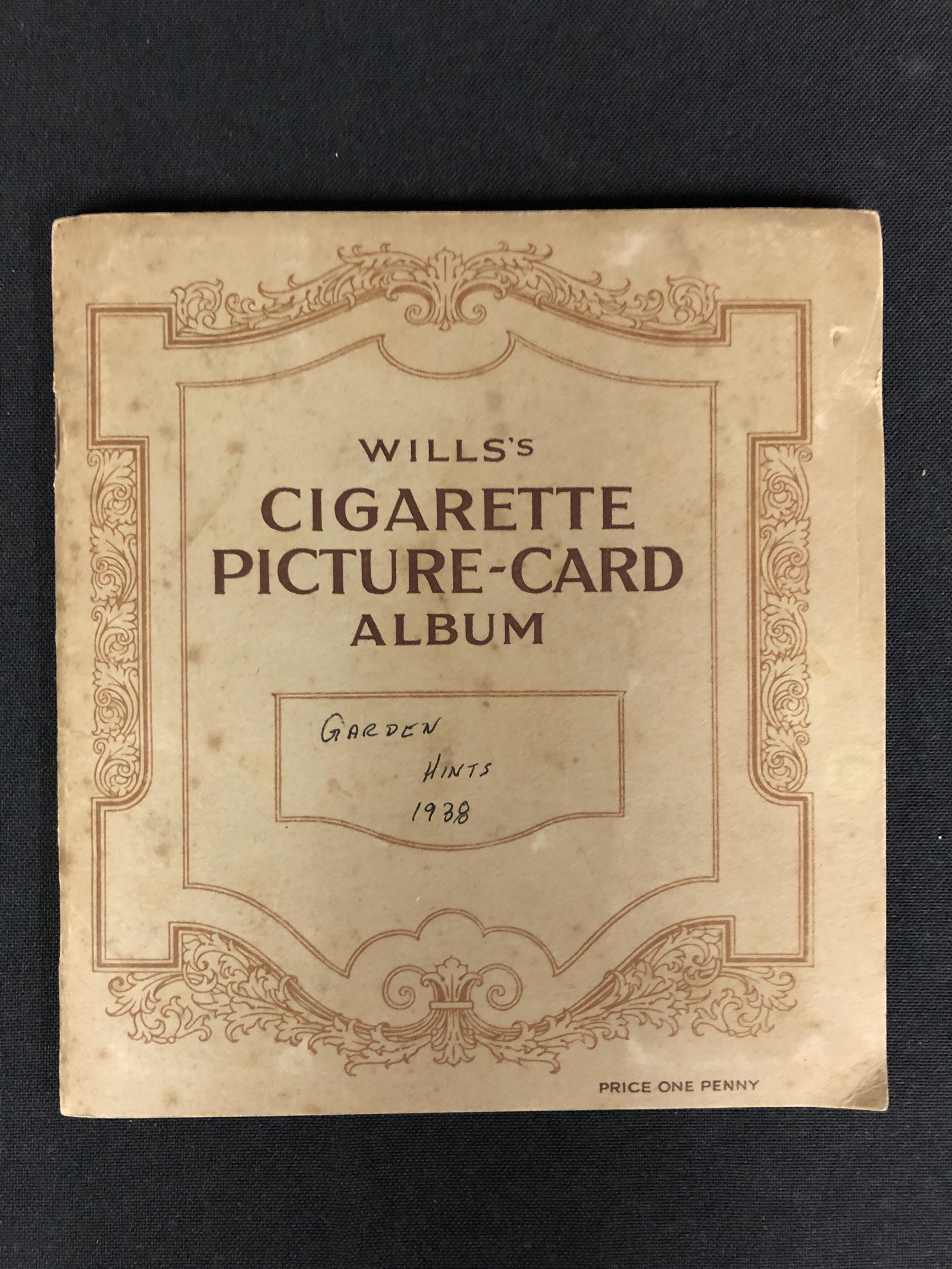 VINTAGE CIGARETTE CARDS AND BOOKS LOT (1 of 4)