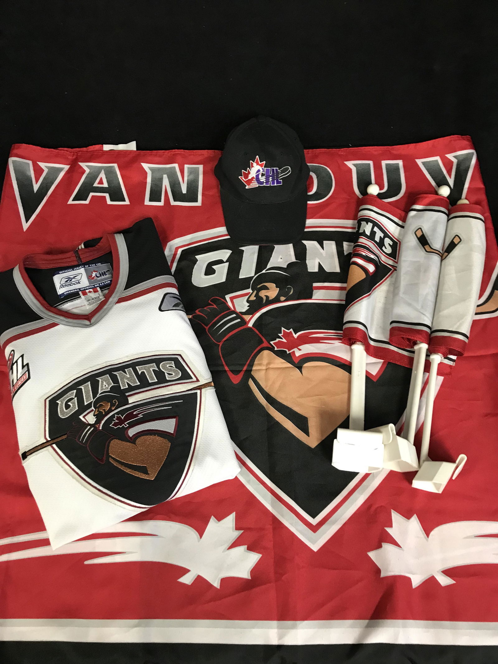 VANCOUVER GIANTS COLLECTOR LOT (REEBOK JERSEY INCLUDED): VANCOUVER GIANTS COLLECTOR LOT (REEBOK JERSEY INCLUDED)