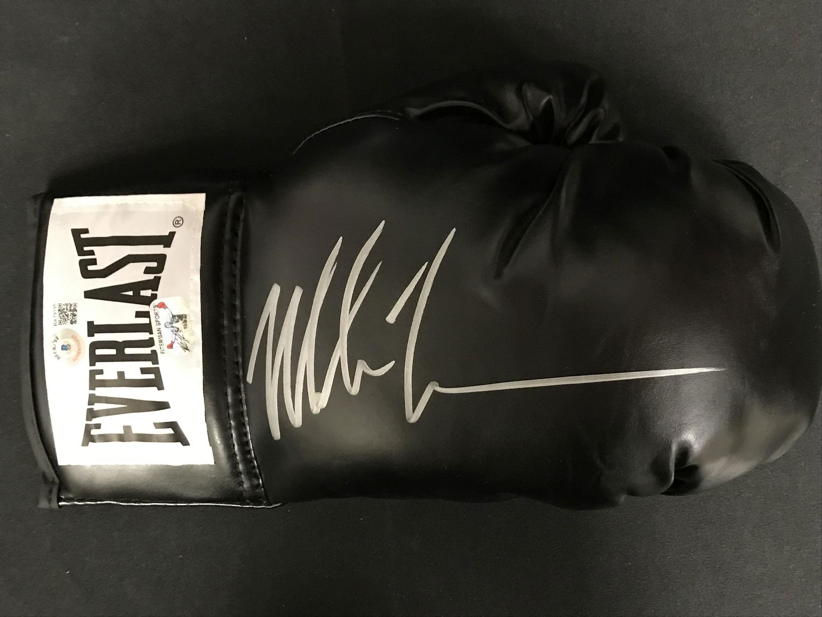 MIKE TYSON SIGNED BLACK EVERLAST BOXING GLOVE (BECKETT HOLOGRAM): MIKE TYSON SIGNED BLACK EVERLAST BOXING GLOVE (BECKETT HOLOGRAM)