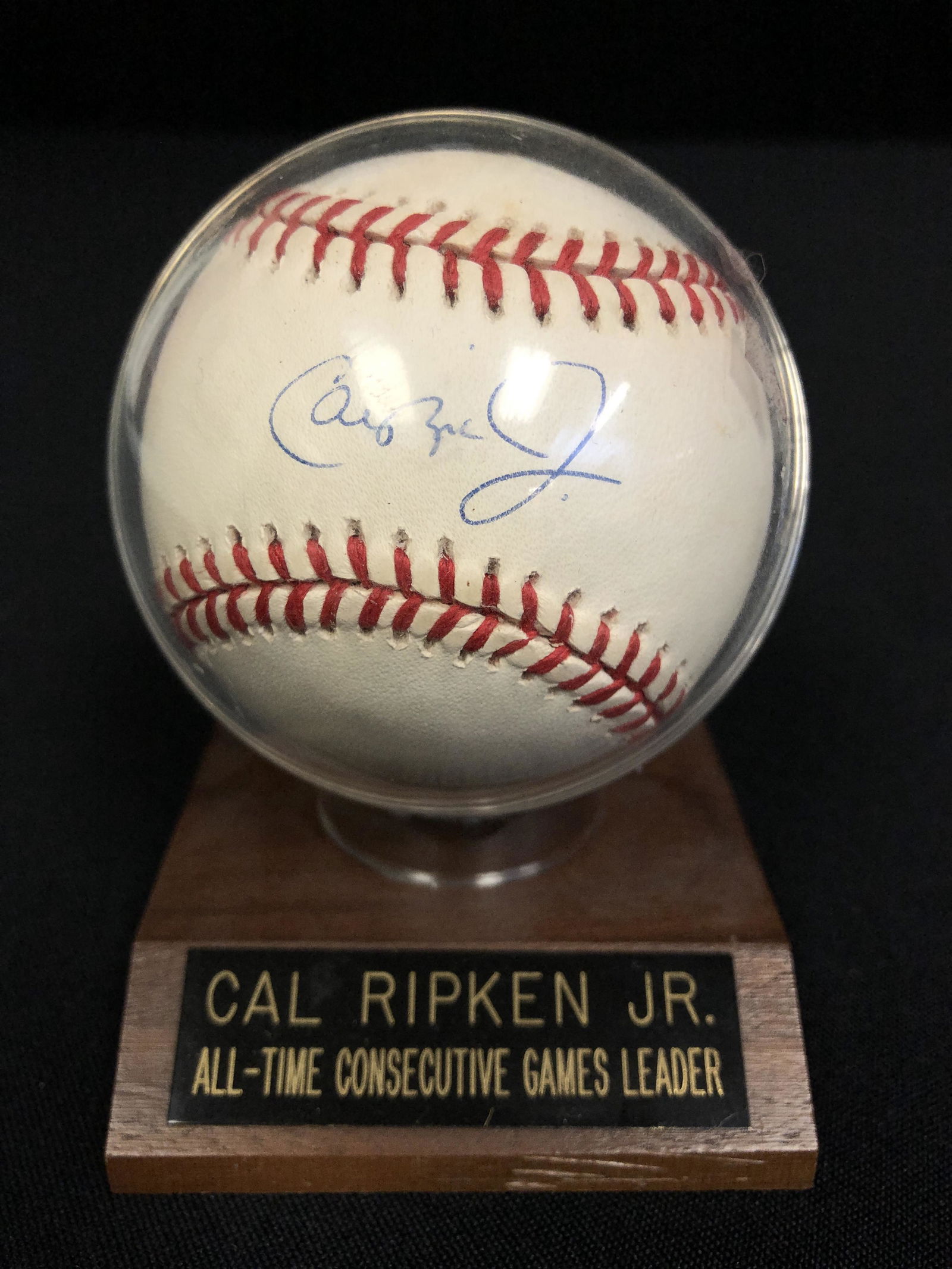 CAL RIPKEN JR. SIGNED BASEBALL IN CASE (1 of 2)