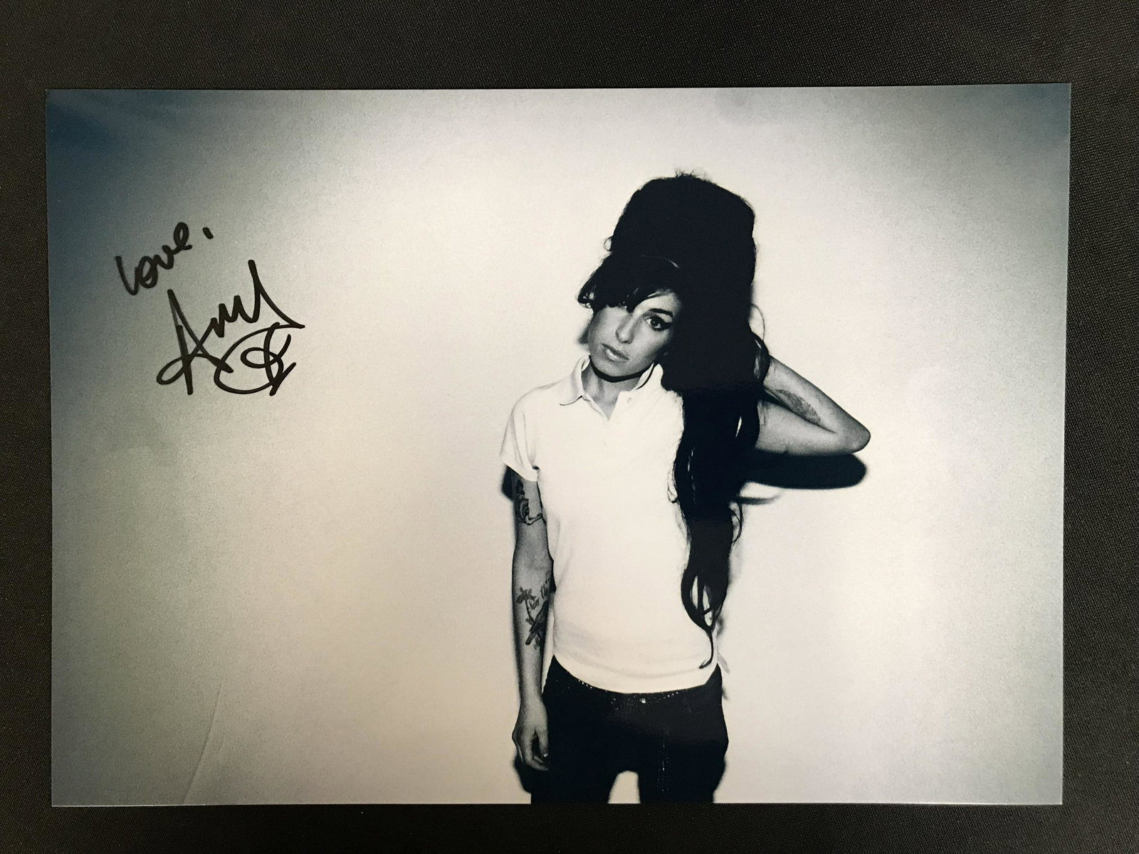 AMY WINEHOUSE SIGNED 8X10 PHOTO (RA COA): AMY WINEHOUSE SIGNED 8X10 PHOTO (RA COA)