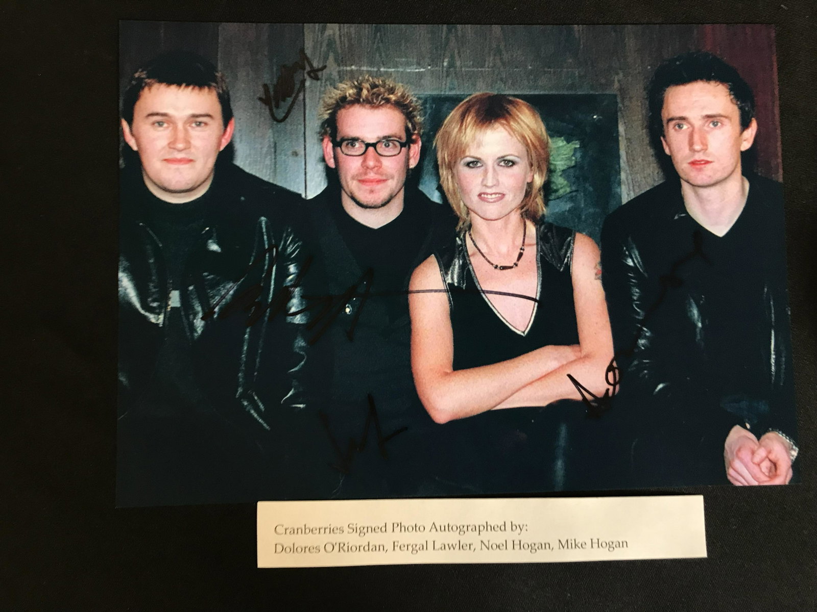 THE CRANBERRIES BAND SIGNED 8X10 PHOTO (RA COA): THE CRANBERRIES BAND SIGNED 8X10 PHOTO (RA COA)