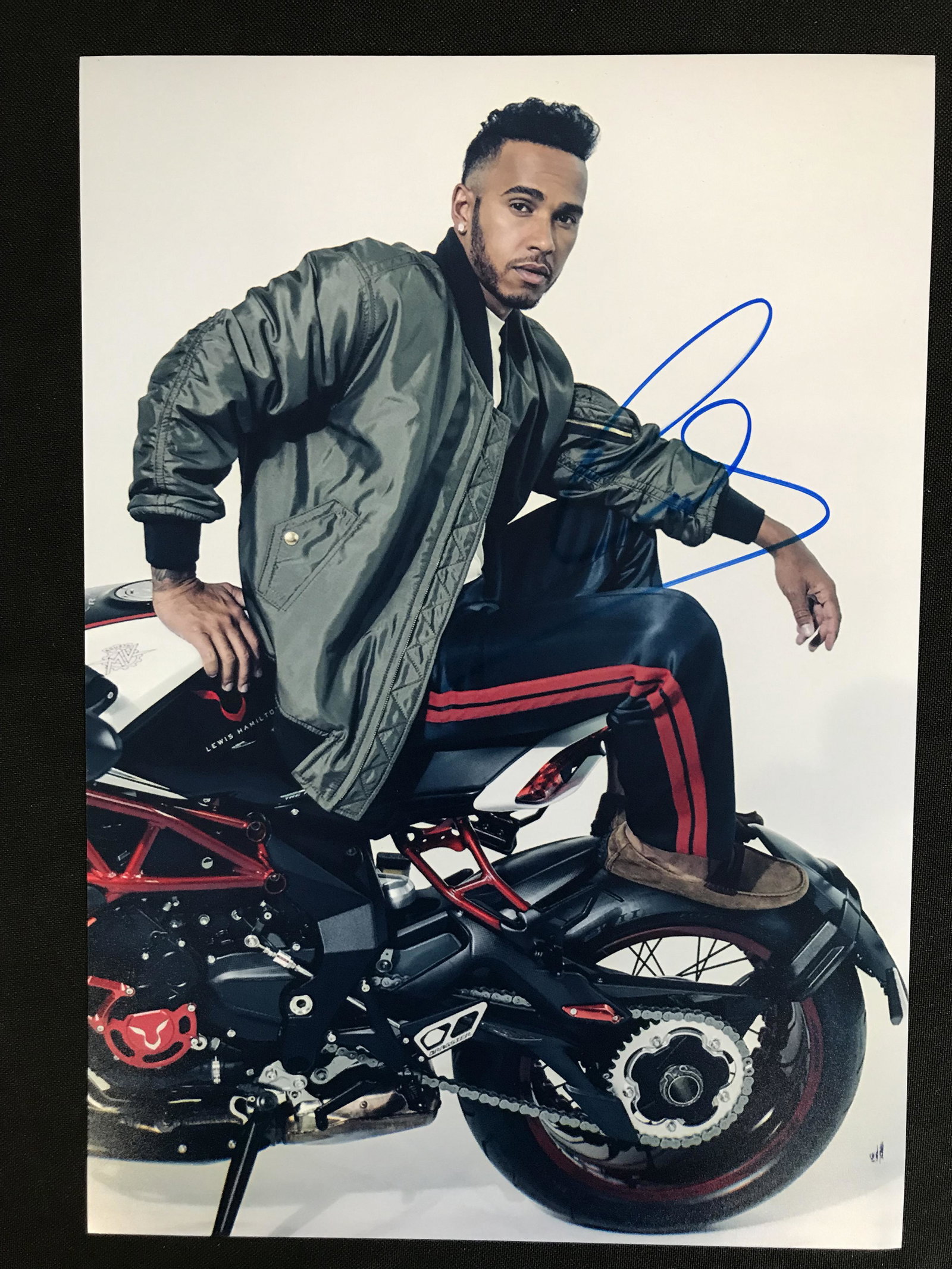SIR LEWIS HAMILTON SIGNED 8 X 10 (RA COA): SIR LEWIS HAMILTON SIGNED 8 X 10 (RA COA)