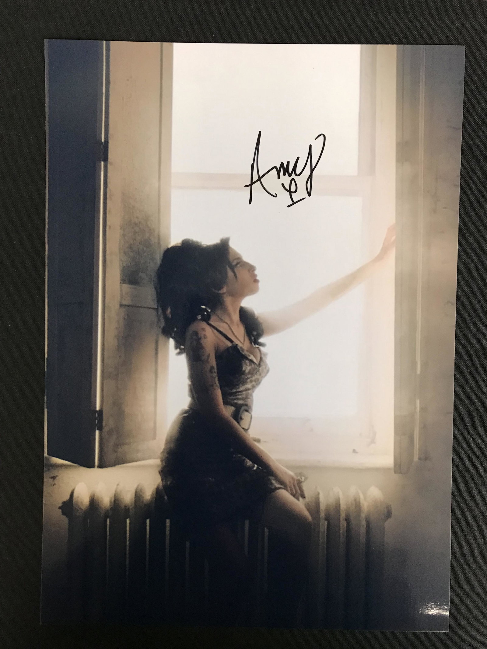 AMY WINEHOUSE SIGNED 8X10 PHOTO (RA COA): AMY WINEHOUSE SIGNED 8X10 PHOTO (RA COA)