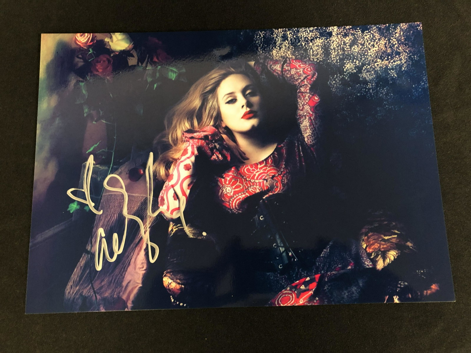 ADELE SIGNED 8X10 PHOTO (RA COA): ADELE SIGNED 8X10 PHOTO (RA COA)