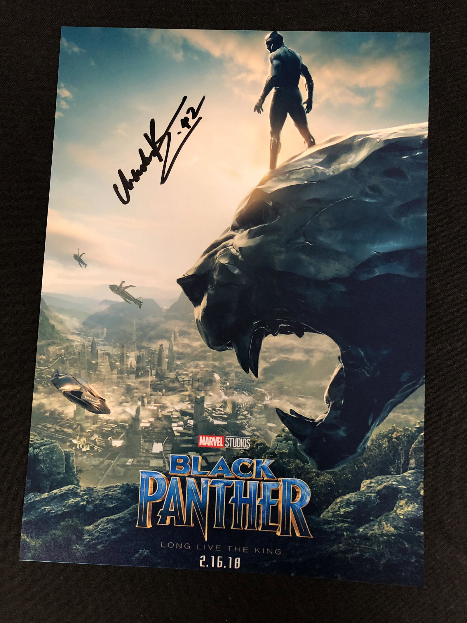 CHADWICK BOSEMAN SIGNED BLACK PANTHER 8 X 10 (RA COA ): CHADWICK BOSEMAN SIGNED BLACK PANTHER 8 X 10 (RA COA )