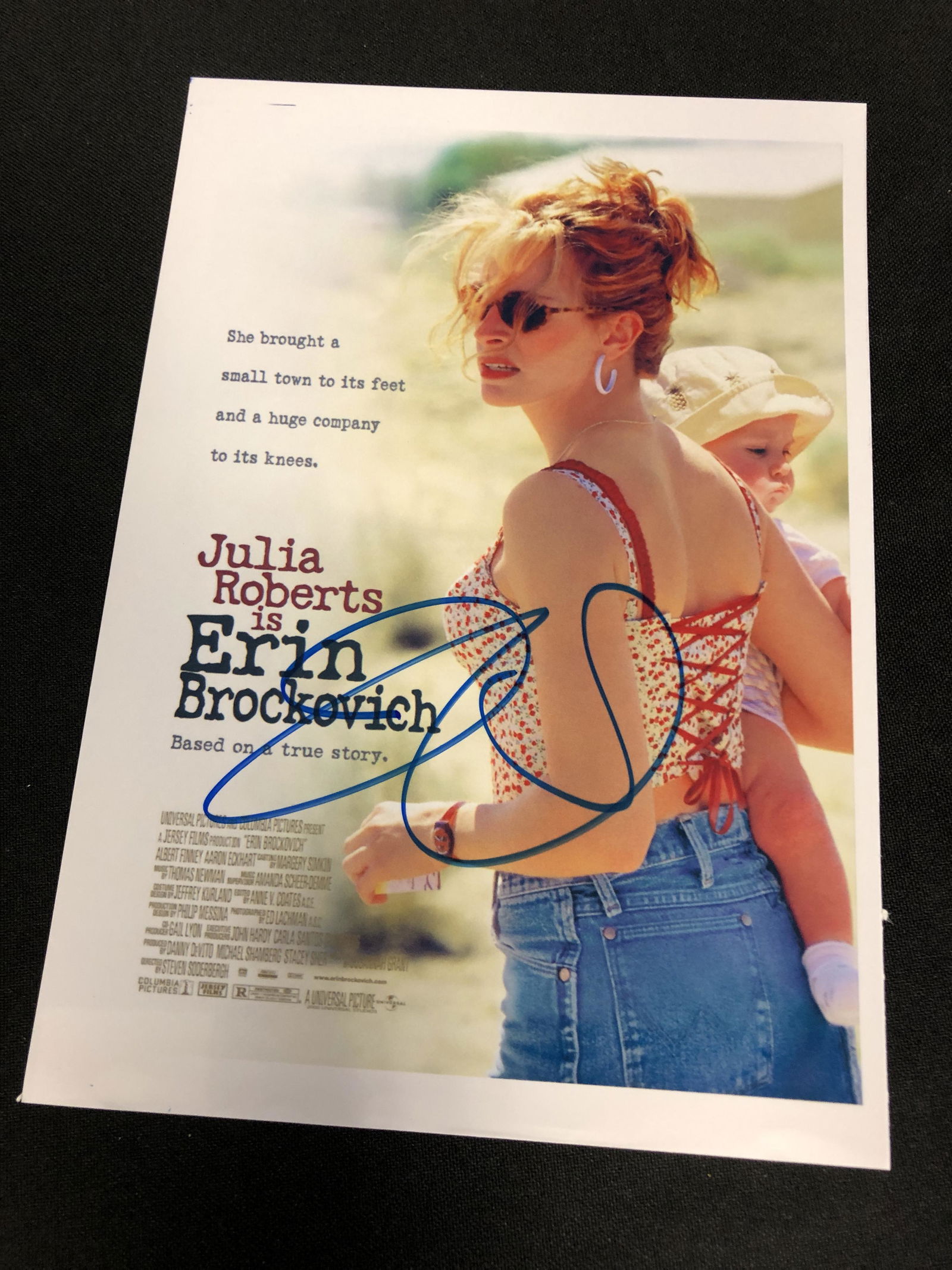 JULIA ROBERTS SIGNED ERIN BROCKOVICH 8 X 10 (RA COA) (1 of 2)