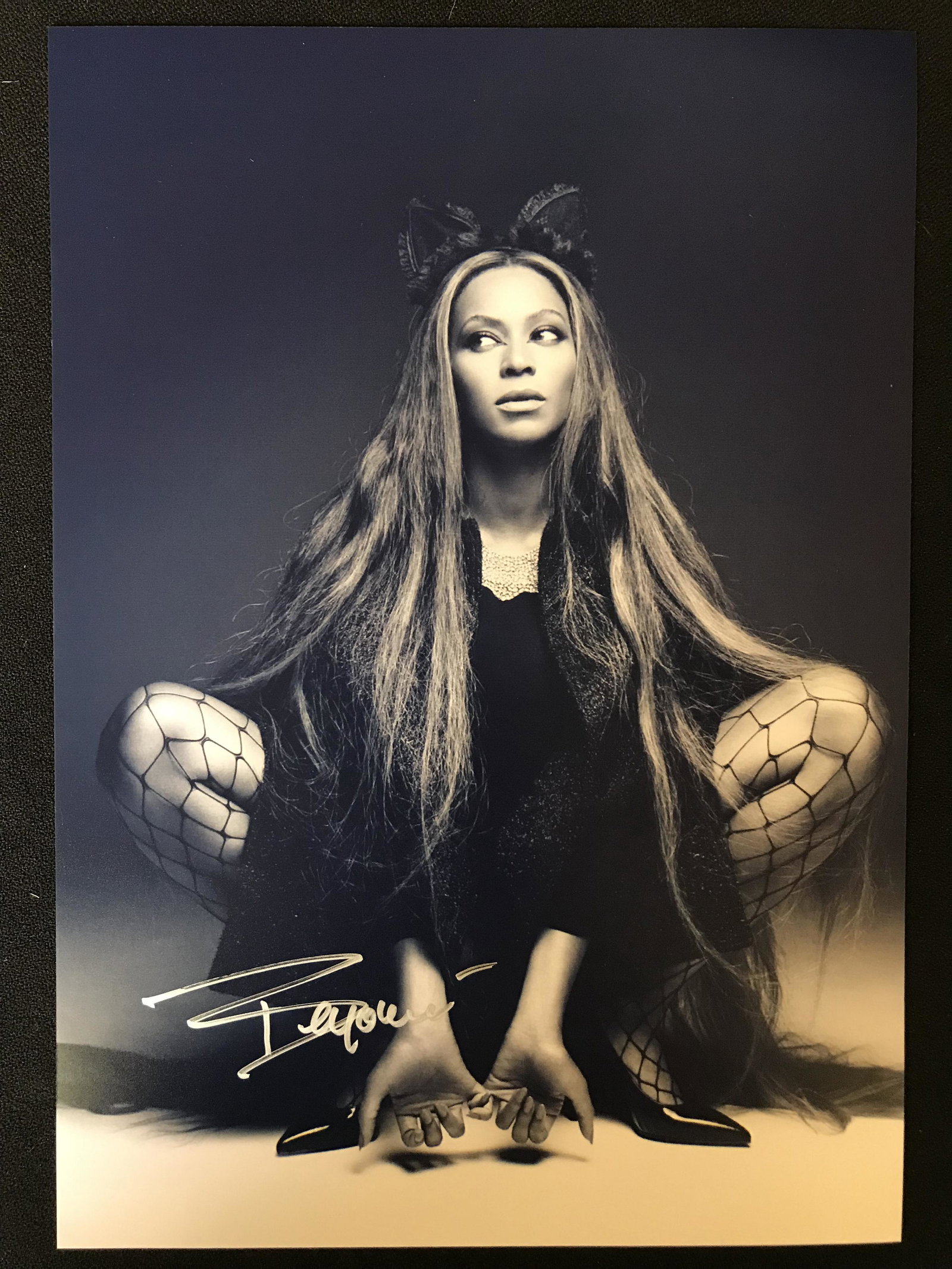 BEYONCE SIGNED 8 X 10 (RA COA): BEYONCE SIGNED 8 X 10 (RA COA)