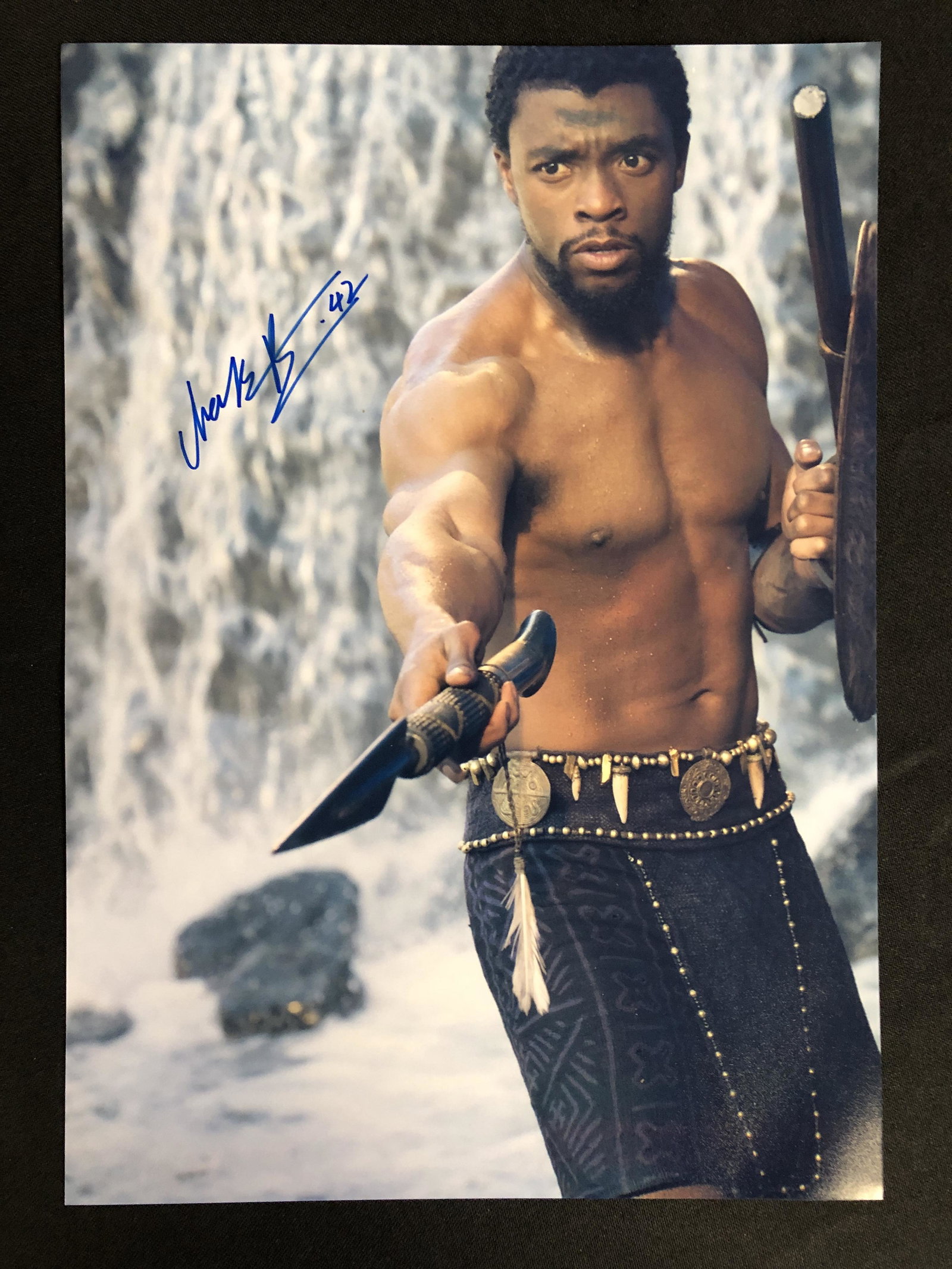 CHADWICK BOSEMAN SIGNED BLACK PANTHER 8 X 10 (RA COA): CHADWICK BOSEMAN SIGNED BLACK PANTHER 8 X 10 (RA COA)