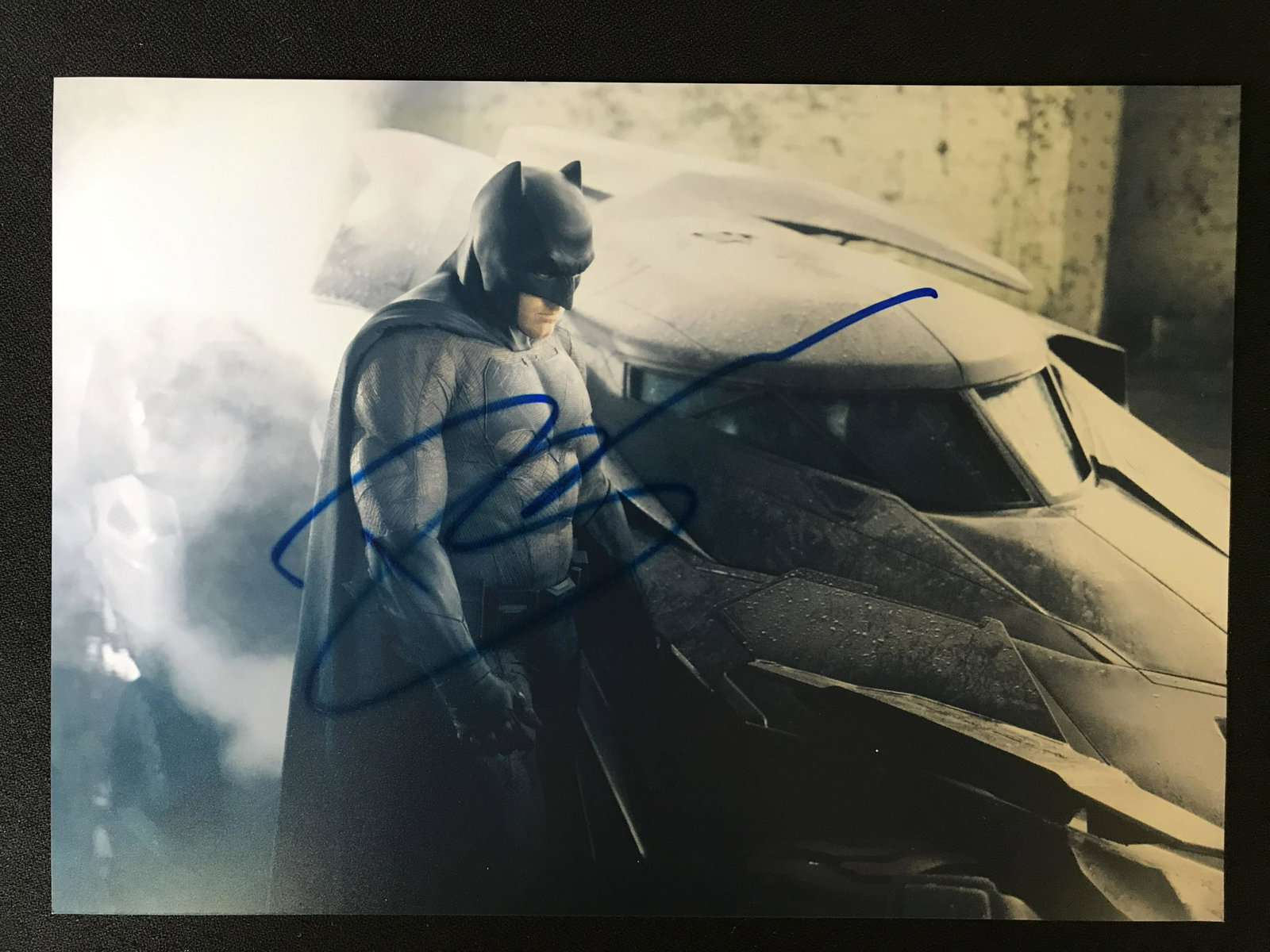 BEN AFLECK SIGNED BATMAN 8 X 10 (RA COA): BEN AFLECK SIGNED BATMAN 8 X 10 (RA COA)