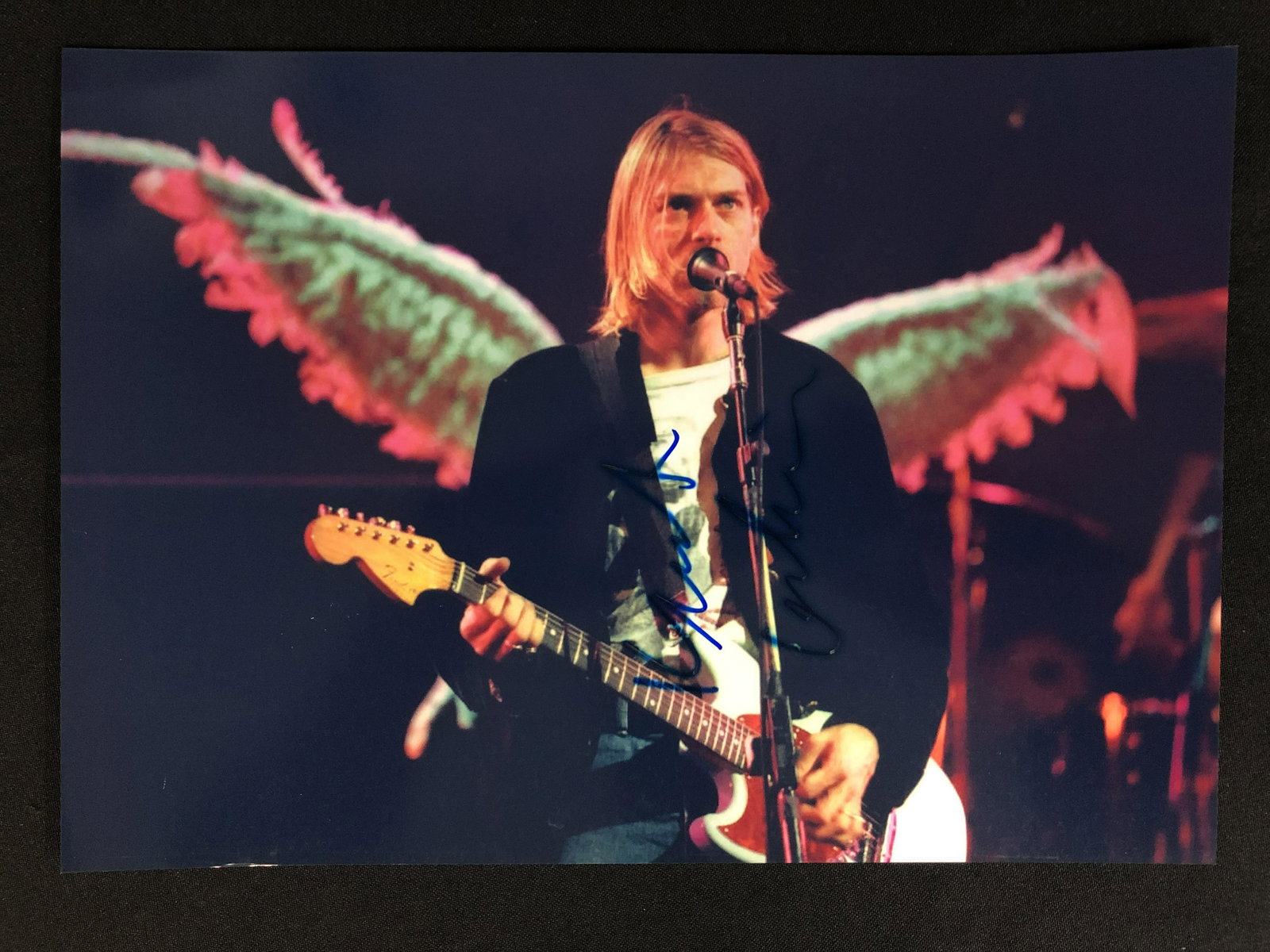 KURT COBAIN SIGNED 8X10 PHOTO (RA COA): KURT COBAIN SIGNED 8X10 PHOTO (RA COA)