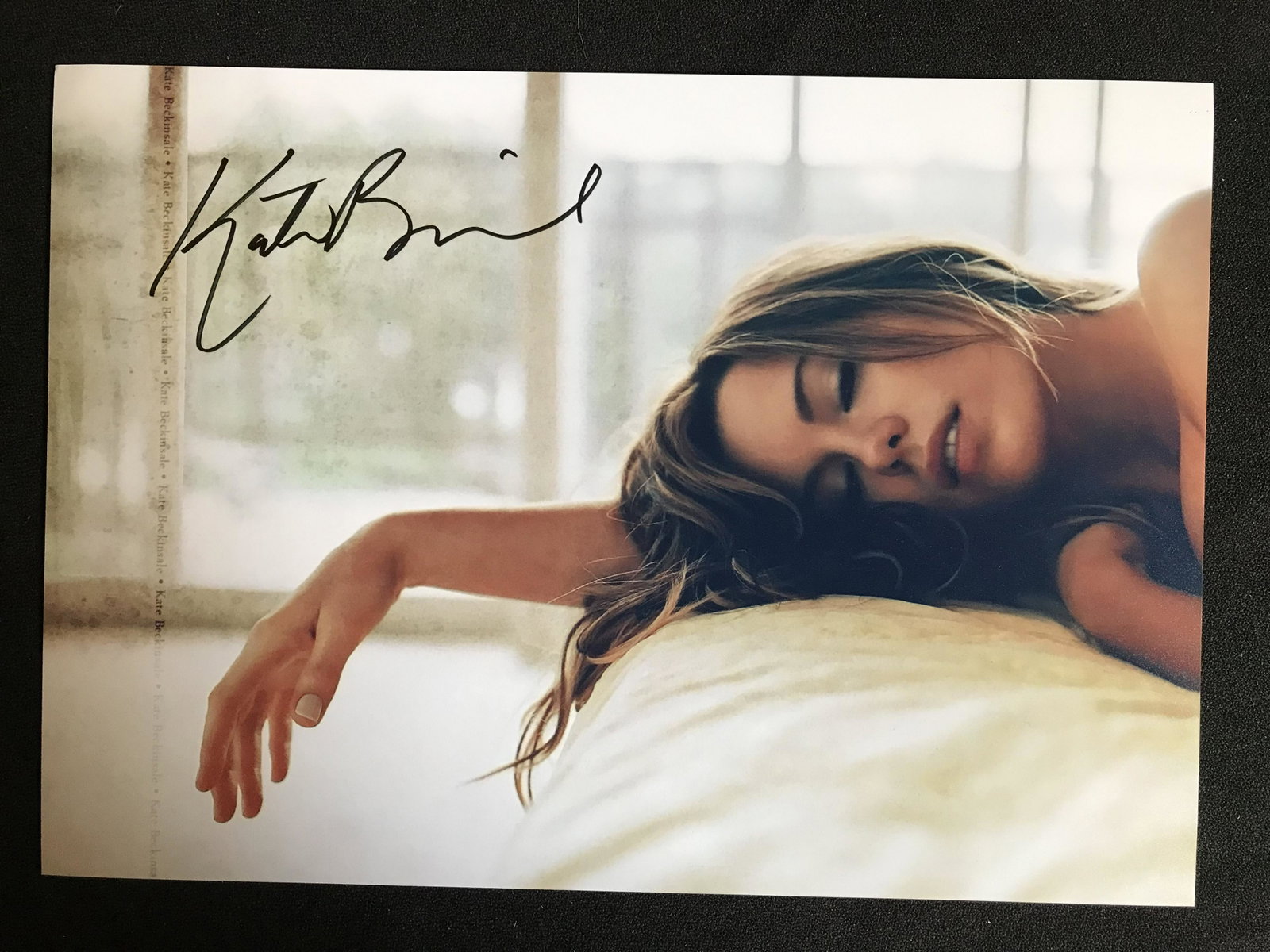 KATE BECKINSALE SIGNED 8X10 PHOTO (RA COA): KATE BECKINSALE SIGNED 8X10 PHOTO (RA COA)