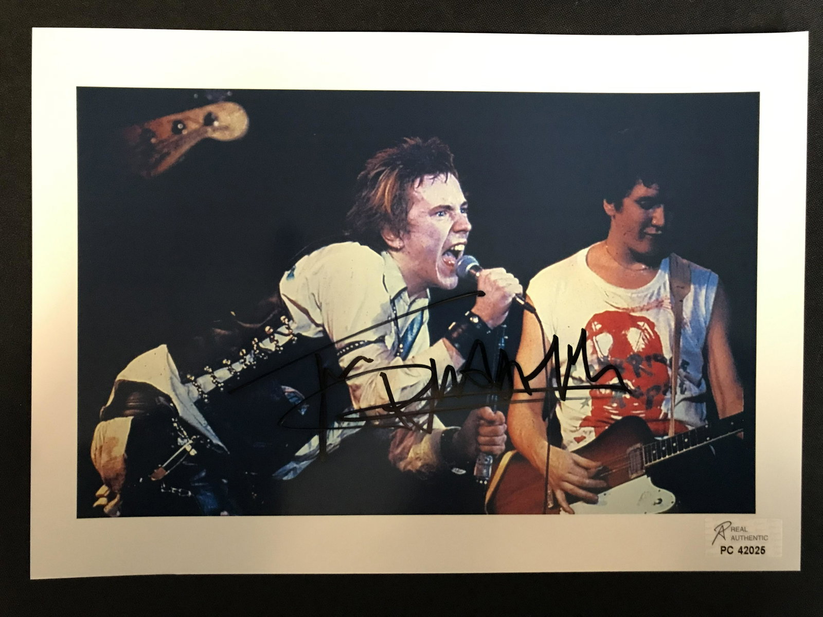JOHNNY LYDON (SEX PISTOLS) SIGNED 8X10 PHOTO (RA COA): JOHNNY LYDON (SEX PISTOLS) SIGNED 8X10 PHOTO (RA COA)