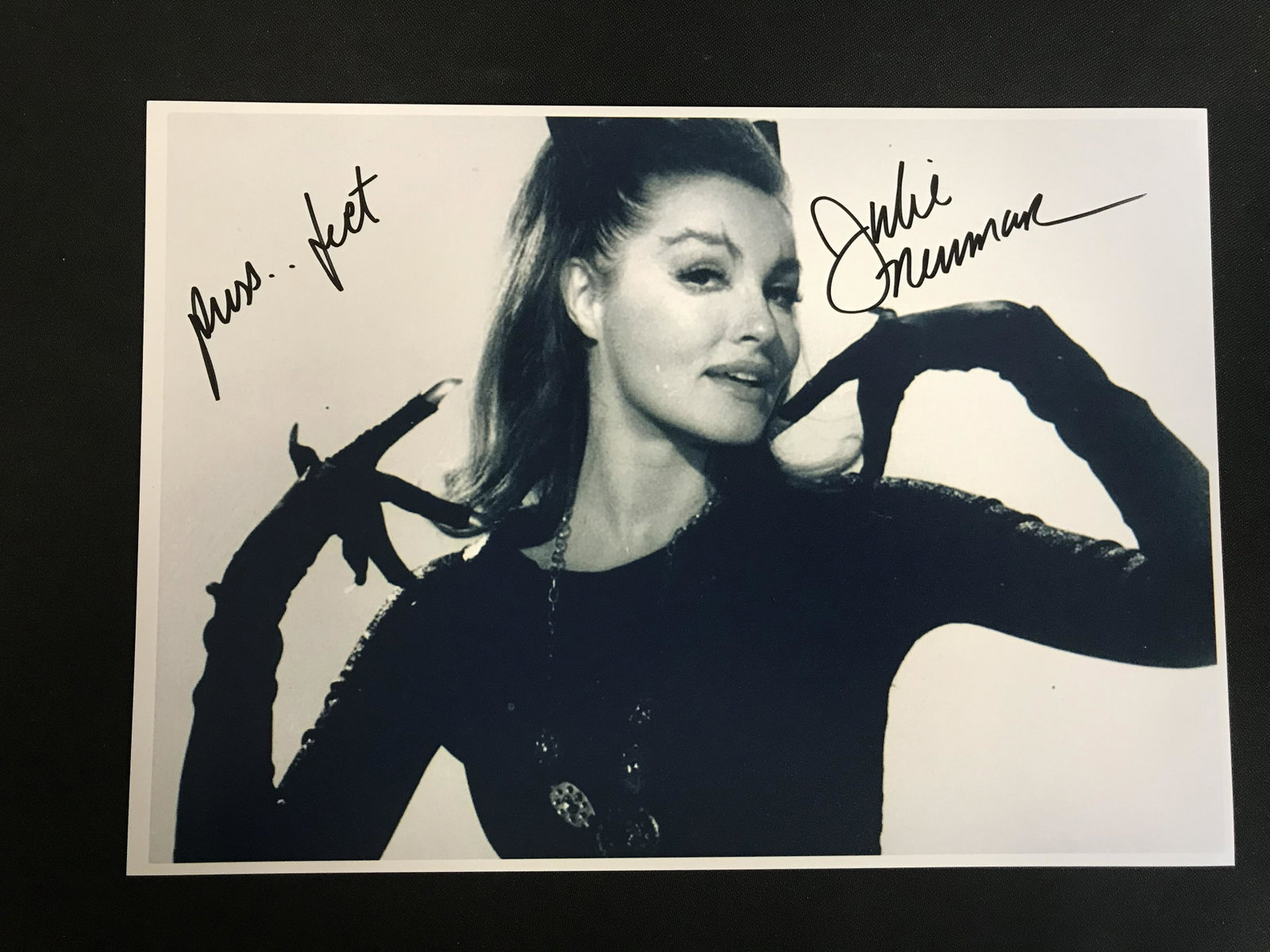 JULIE NEWMAR SIGNED 8X10 PHOTO (RA COA): JULIE NEWMAR SIGNED 8X10 PHOTO (RA COA)