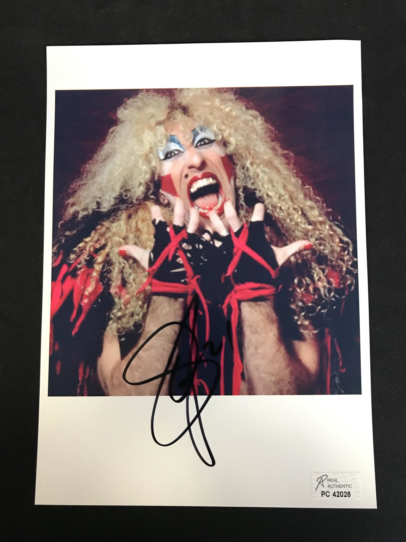 DEE SNIDER SIGNED 8X10 PHOTO (RA COA): DEE SNIDER SIGNED 8X10 PHOTO (RA COA)
