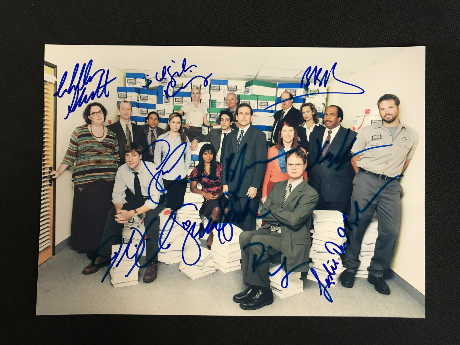 THE OFFICE CAST SIGNED 8X10 PHOTO (RA COA): THE OFFICE CAST SIGNED 8X10 PHOTO (RA COA)