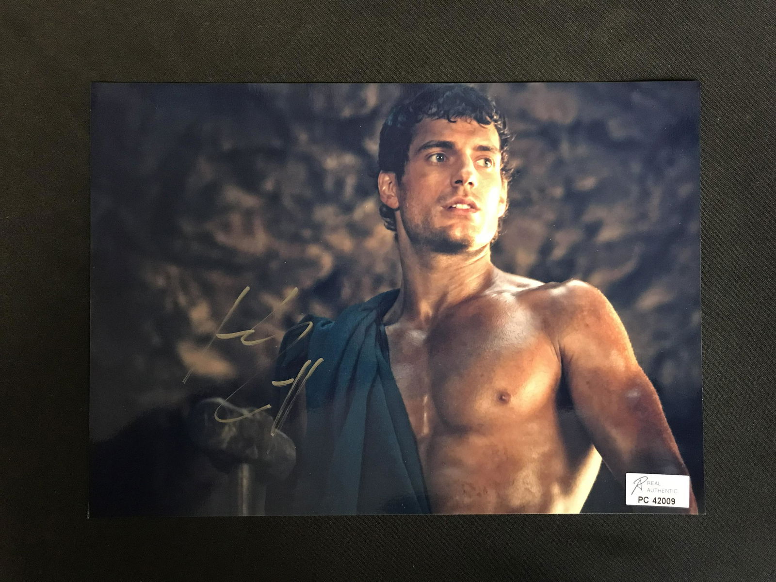 HENRY CAVILL SIGNED 8X10 PHOTO (RA COA) (1 of 2)