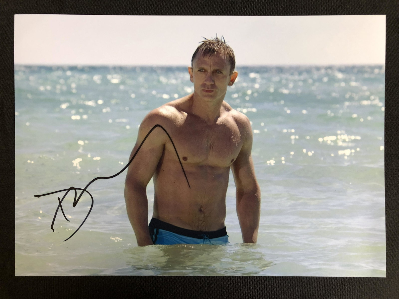 DANIEL CRAIG SIGNED 8X10 PHOTO (RA COA): DANIEL CRAIG SIGNED 8X10 PHOTO (RA COA)