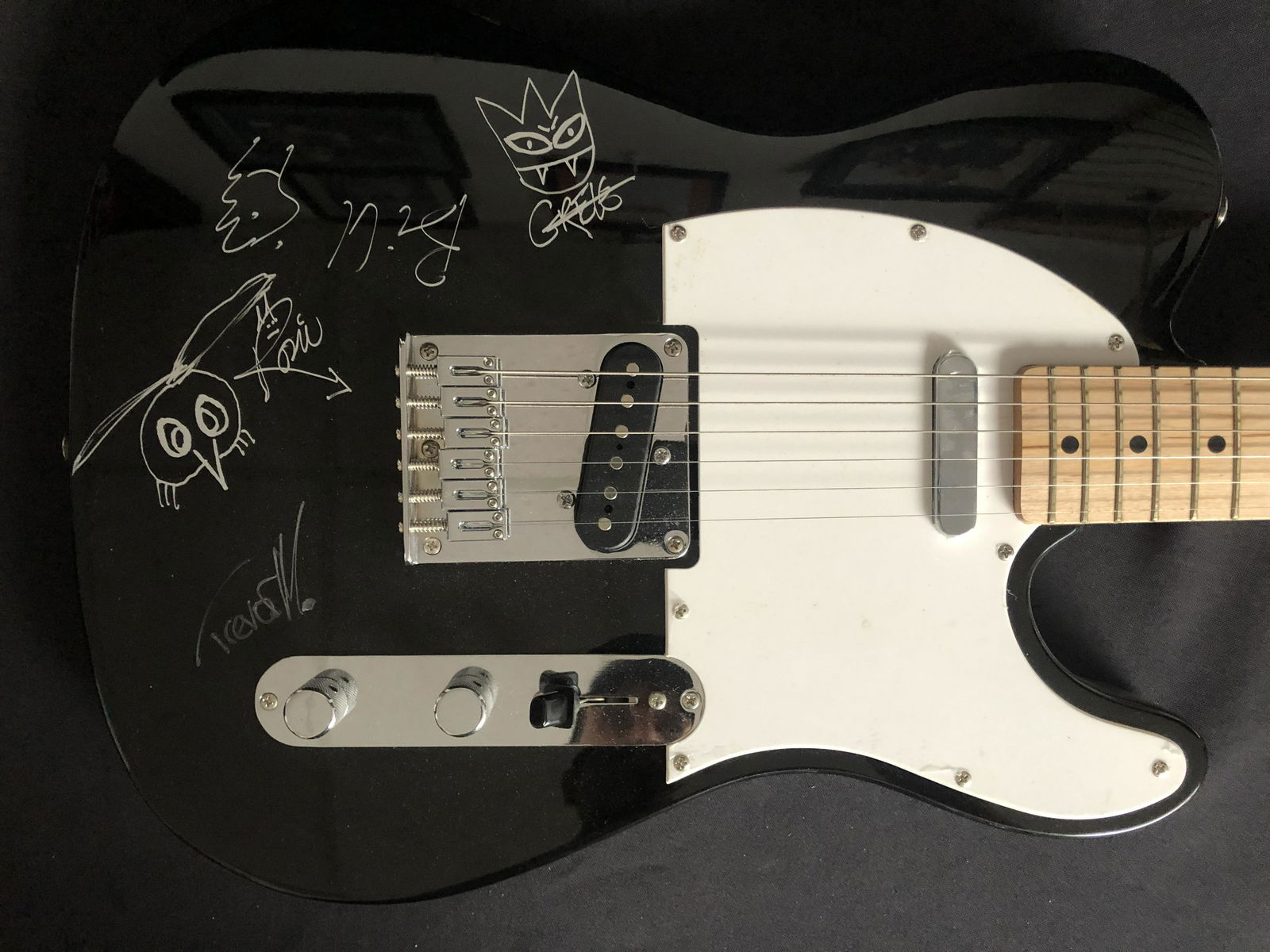 TREBLE CHARGER BAND SIGNED FENDER SQUIRE GUITAR (FROM C FOX RADIO DRAW) (1 of 4)