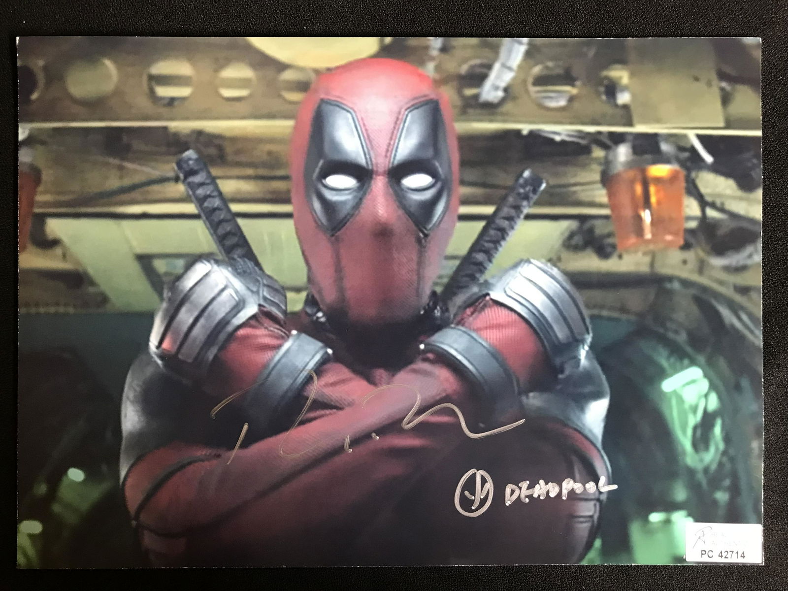 RYAN REYNOLDS SIGNED 8X10 PHOTO (RA COA) (1 of 2)