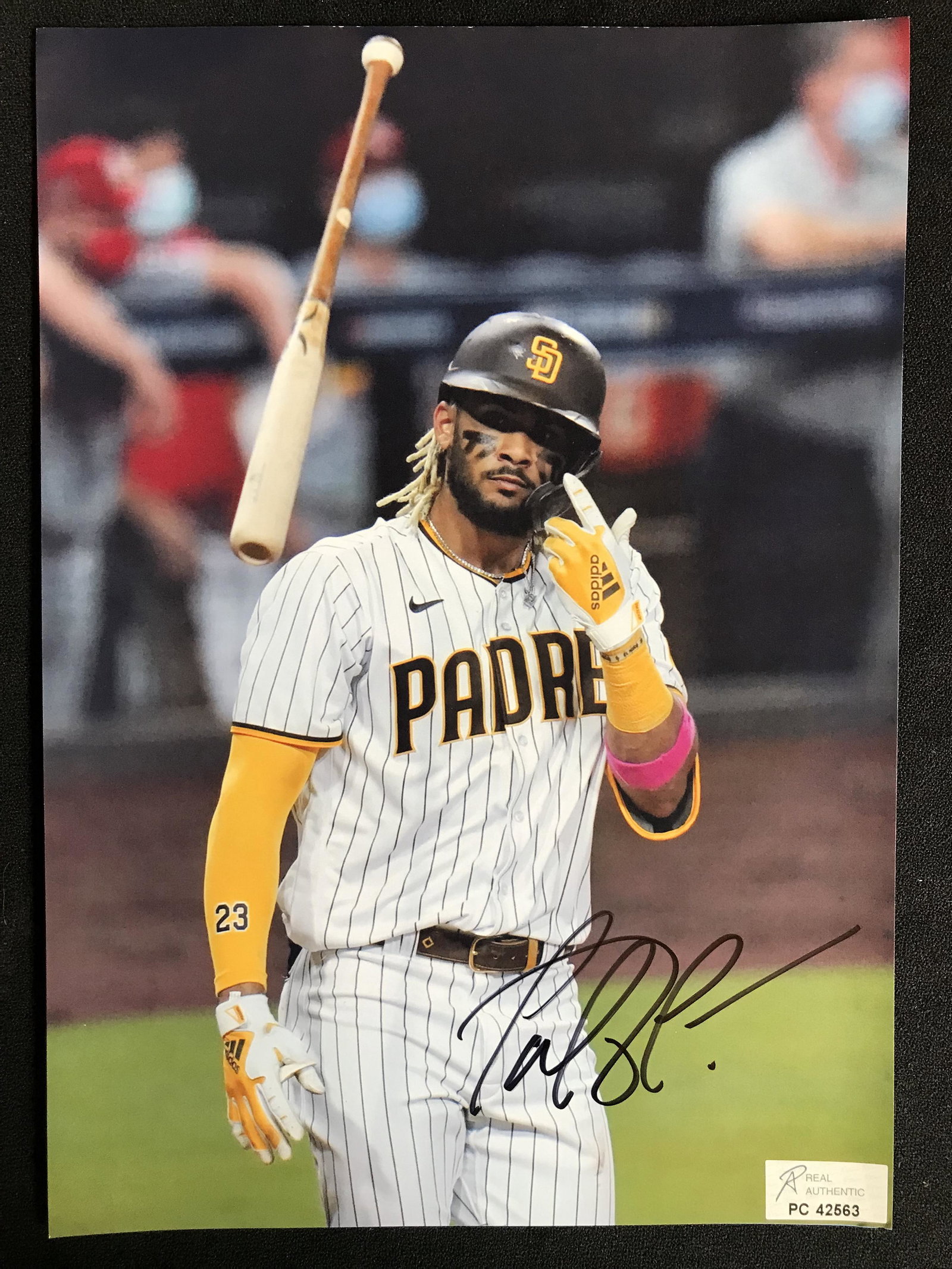 FERNANDO TATIS JR. SIGNED 8X10 PHOTO (RA COA): FERNANDO TATIS JR. SIGNED 8X10 PHOTO (RA COA)