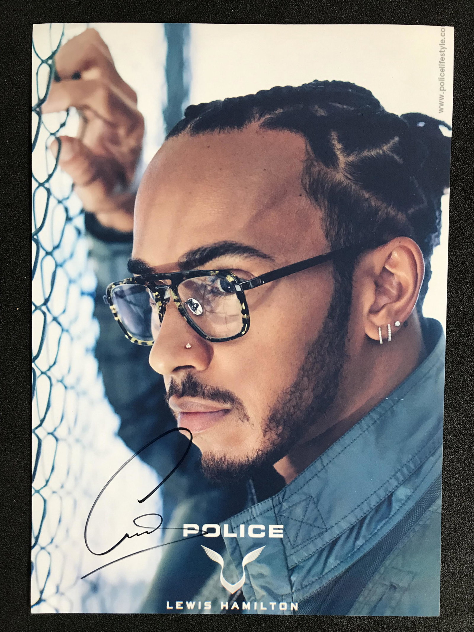 SIR LEWIS HAMILTON SIGNED 8 X 10 (RA COA): SIR LEWIS HAMILTON SIGNED 8 X 10 (RA COA)