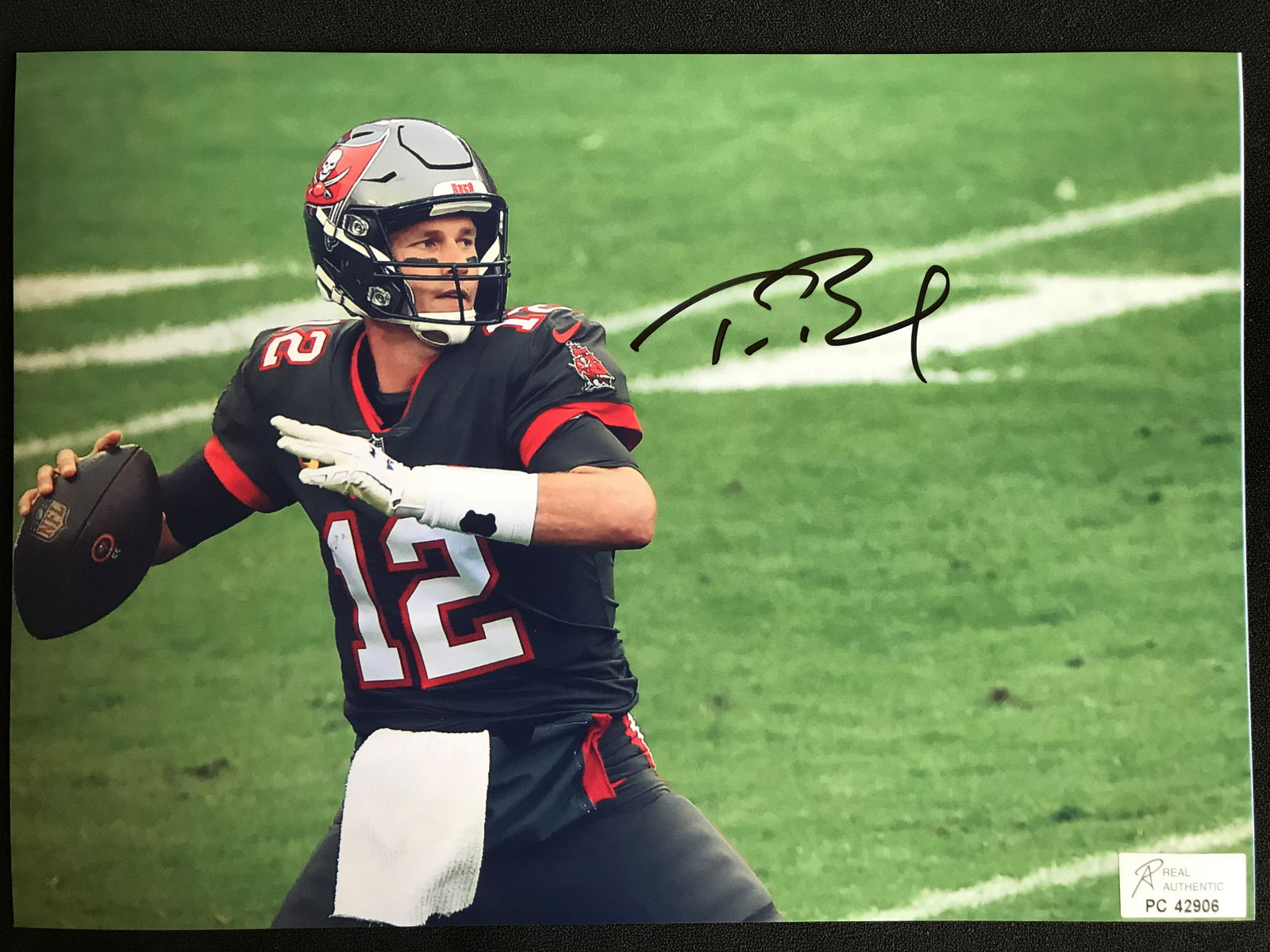 TOM BRADY SIGNED 8X10 PHOTO (RA COA): TOM BRADY SIGNED 8X10 PHOTO (RA COA)