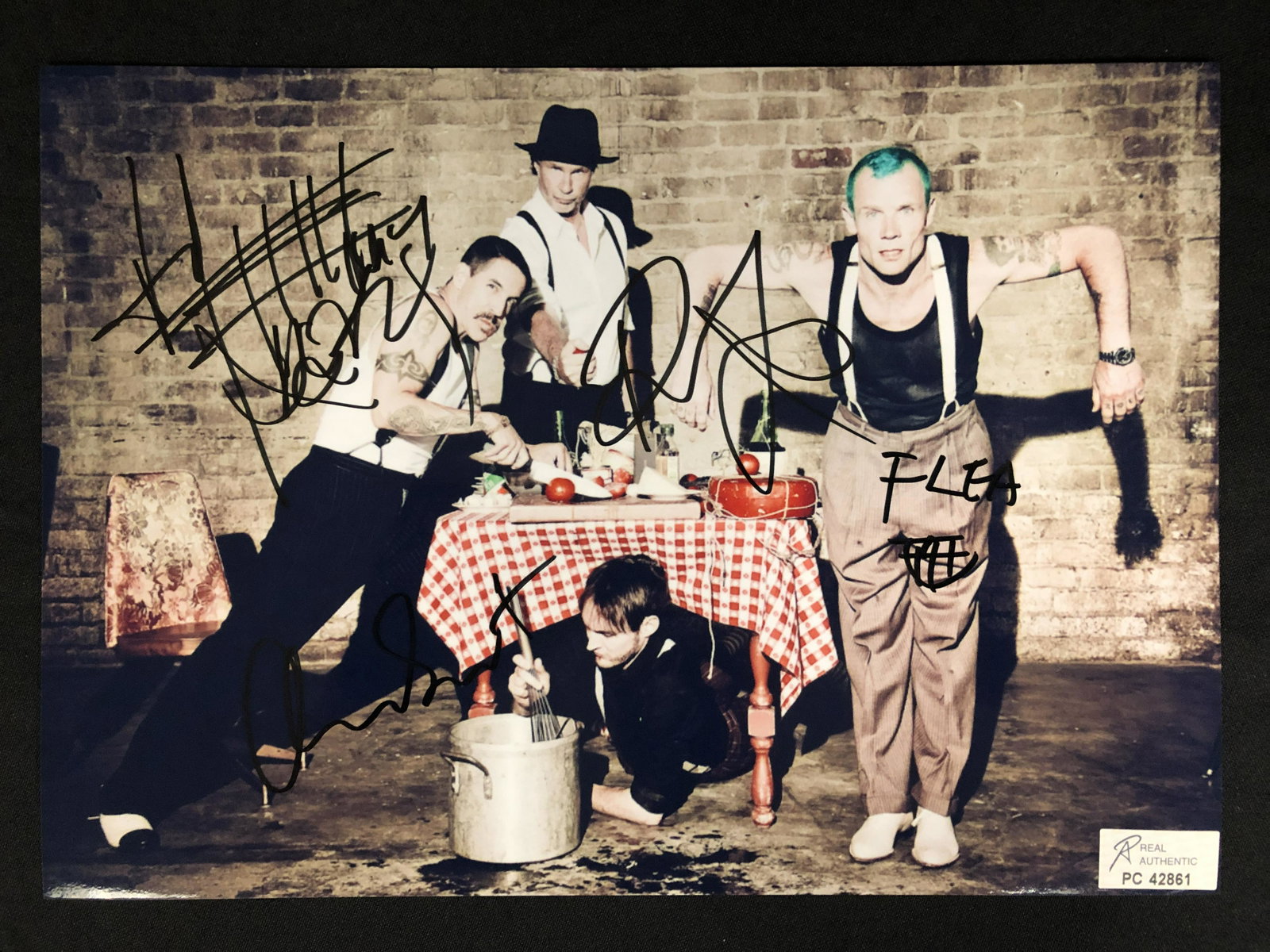 RED HOT CHILLI PEPPERS BAND SIGNED 8X10 PHOTO (RA COA): RED HOT CHILLI PEPPERS BAND SIGNED 8X10 PHOTO (RA COA)