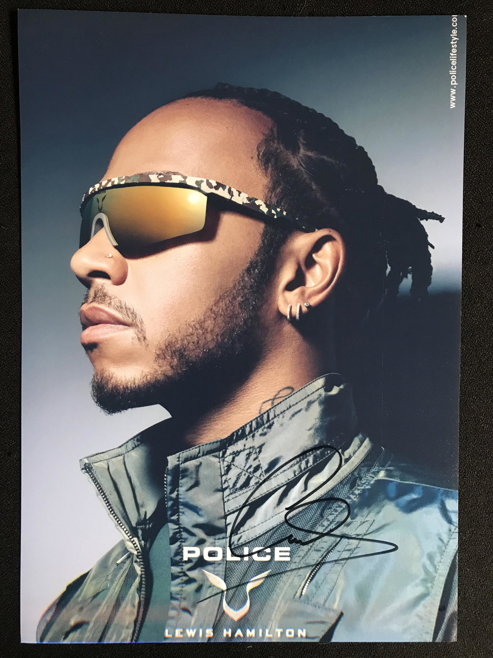 LEWIS HAMILTON SIGNED 8X10 PHOTO (RA COA): LEWIS HAMILTON SIGNED 8X10 PHOTO (RA COA)