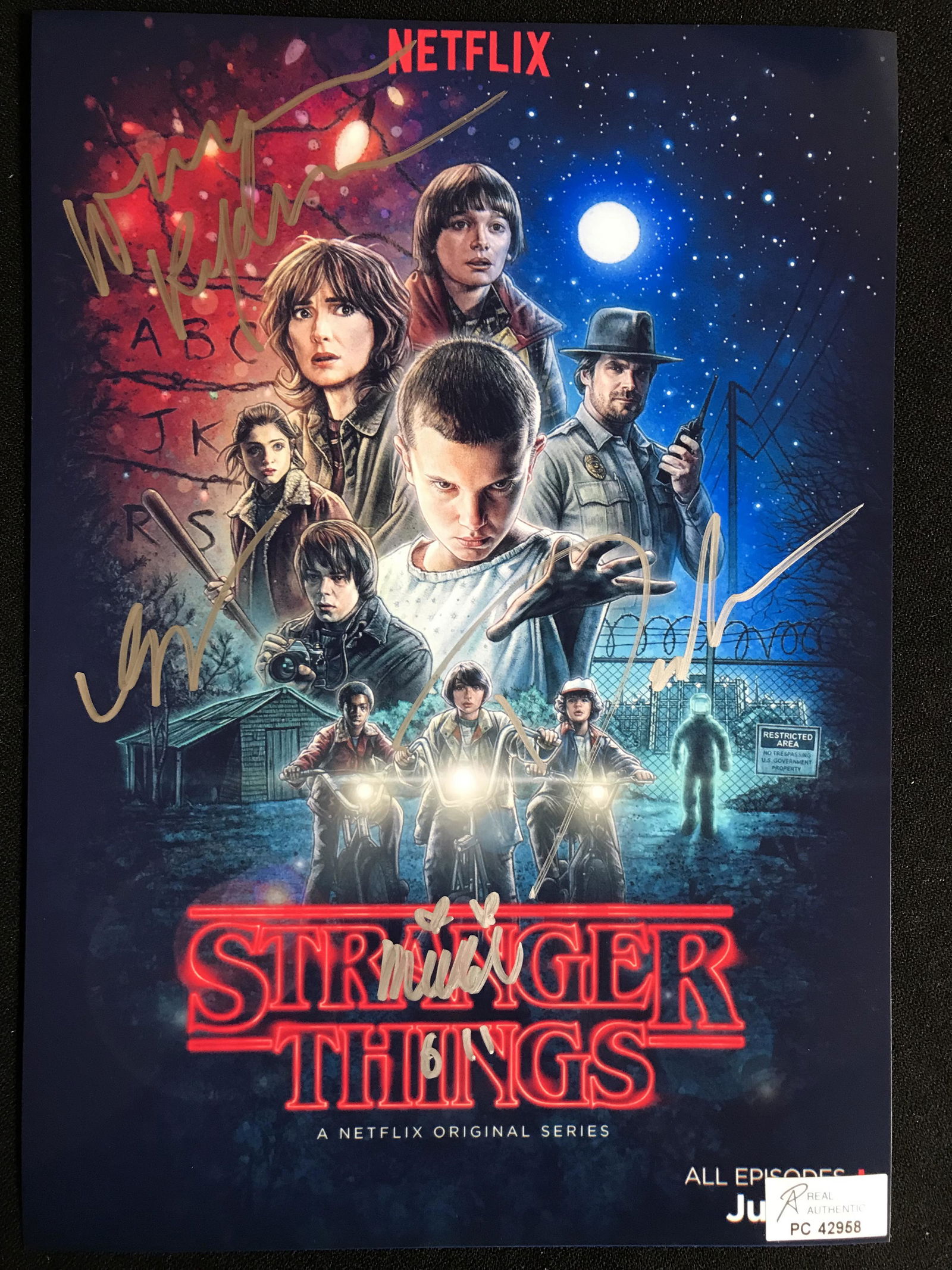 STRANGER THINGS CAST SIGNED 8X10 PHOTO (RA COA) (1 of 2)