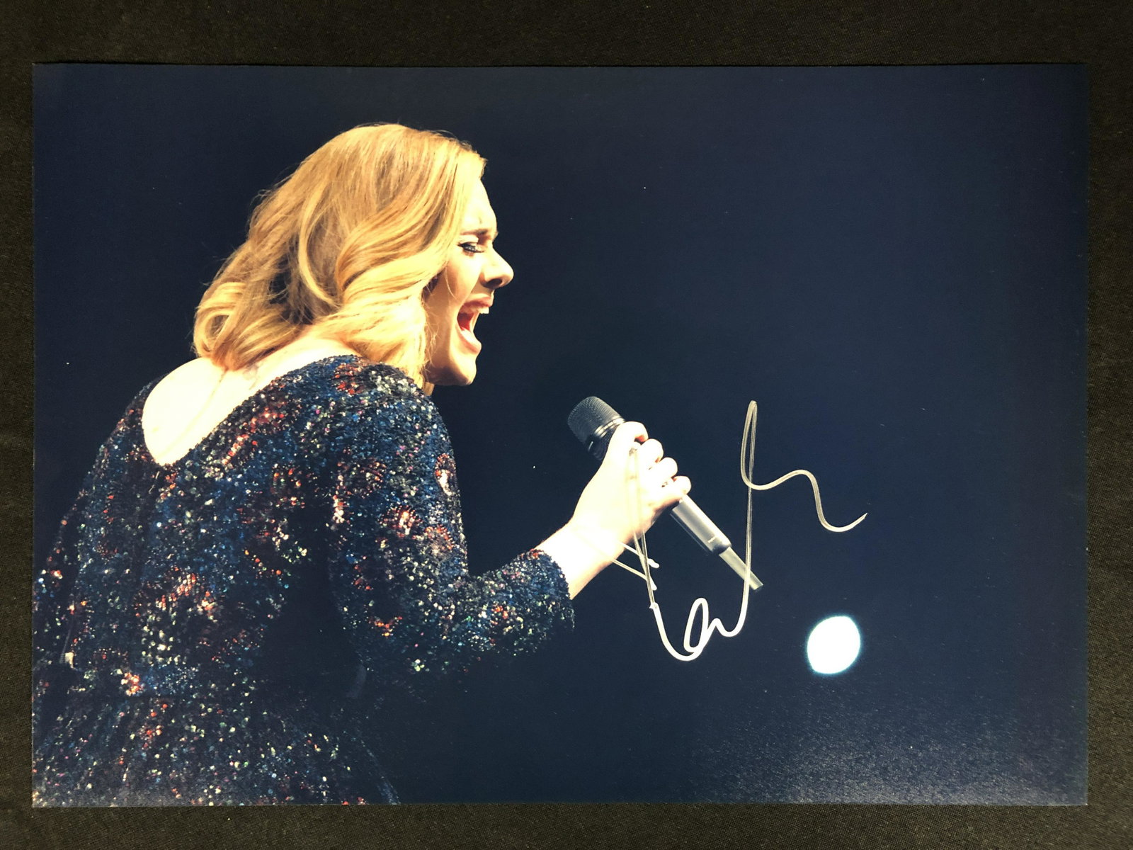 ADELE SIGNED 8X10 PHOTO (RA COA): ADELE SIGNED 8X10 PHOTO (RA COA)