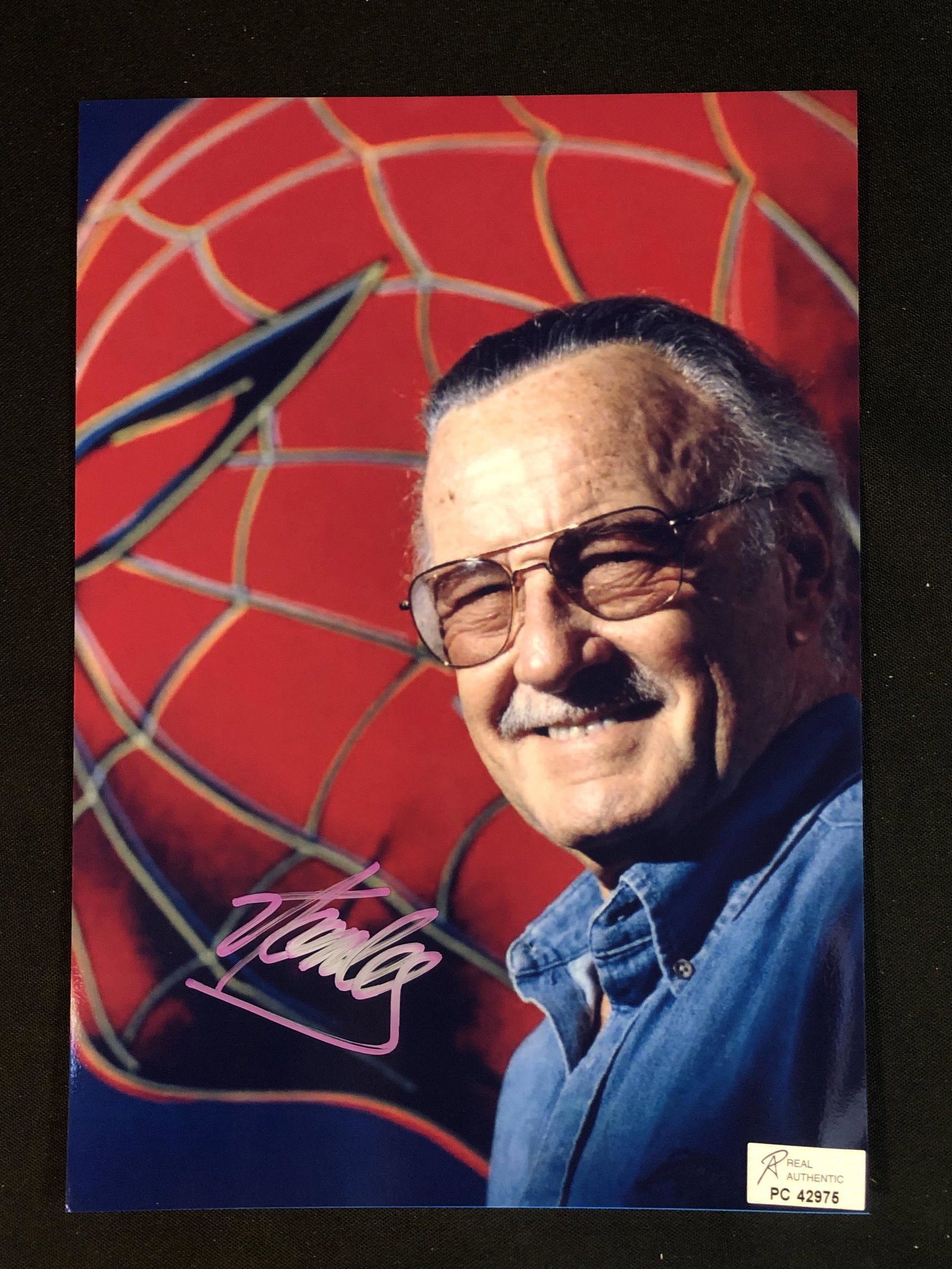 STAN LEE SIGNED 8X10 PHOTO (RA COA): STAN LEE SIGNED 8X10 PHOTO (RA COA)