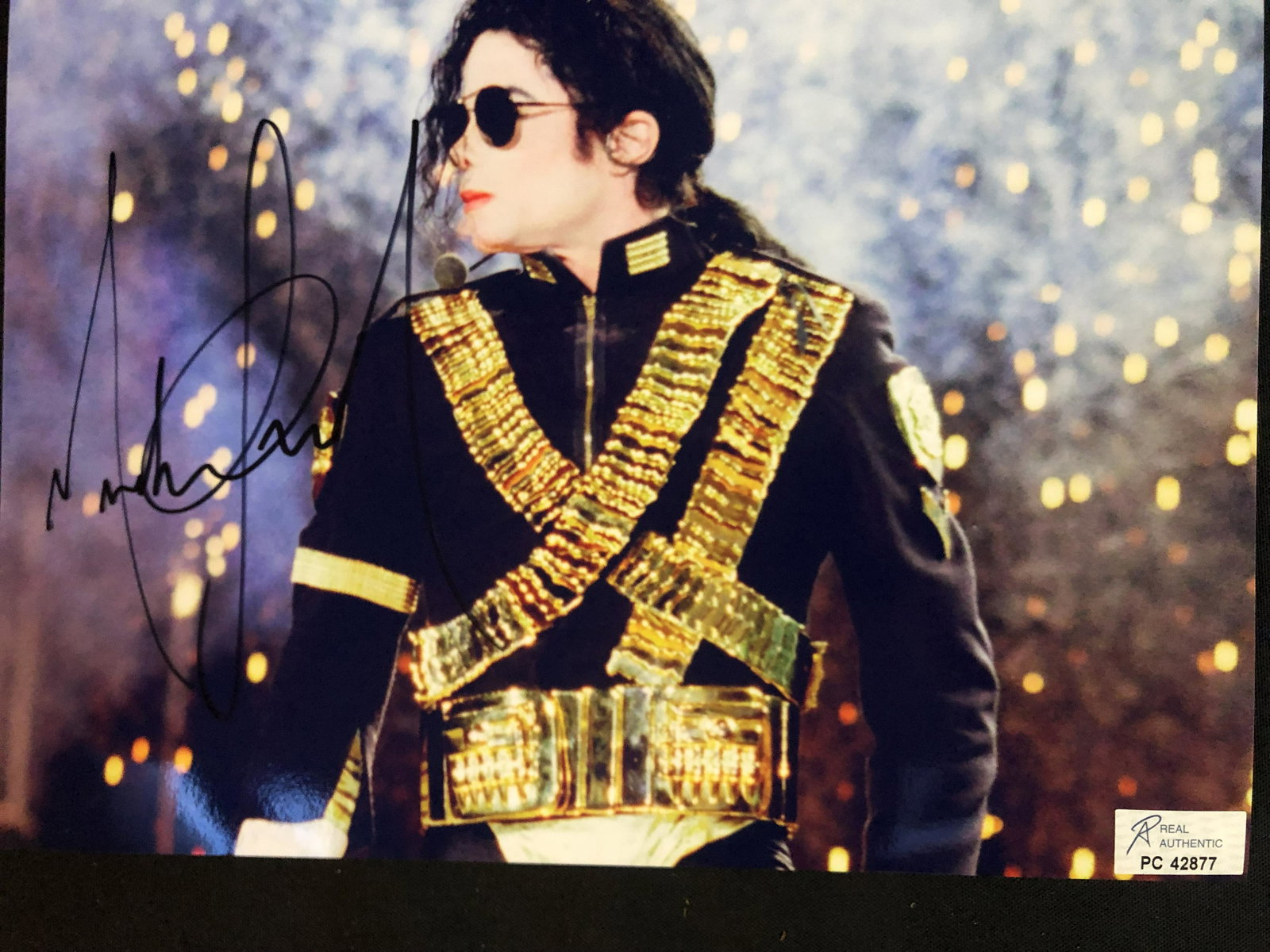 MICHAEL JACKSON SIGNED 8X10 PHOTO (RA COA): MICHAEL JACKSON SIGNED 8X10 PHOTO (RA COA)