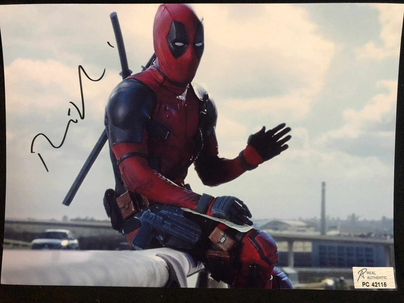 RYAN REYNOLDS SIGNED 8X10 PHOTO (RA COA): RYAN REYNOLDS SIGNED 8X10 PHOTO (RA COA)