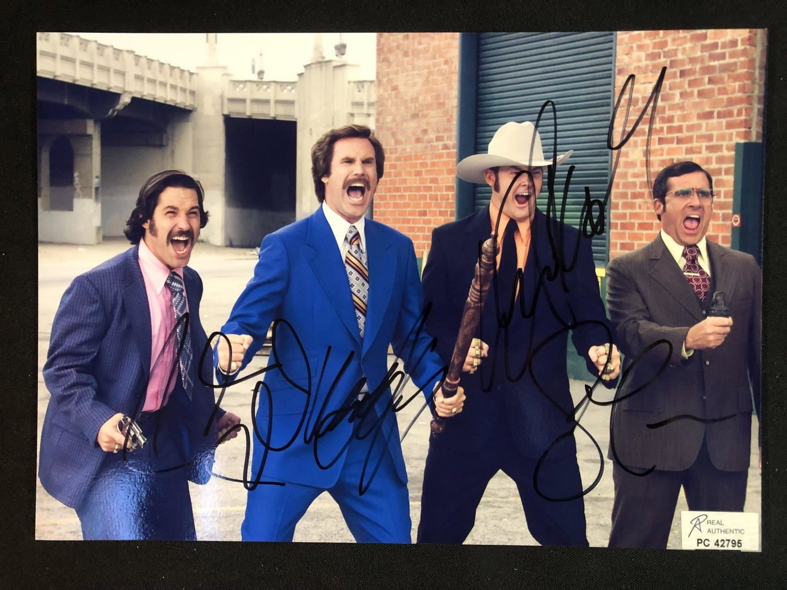ANCHORMAN CAST SIGNED 8X10 PHOTO (RA COA): ANCHORMAN CAST SIGNED 8X10 PHOTO (RA COA)