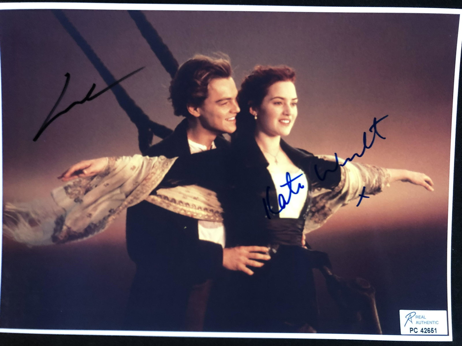 Kate Winslet and Leonardo DiCaprio Signed 8X10 Photo (RA COA): Kate Winslet and Leonardo DiCaprio Signed 8X10 Photo (RA COA)