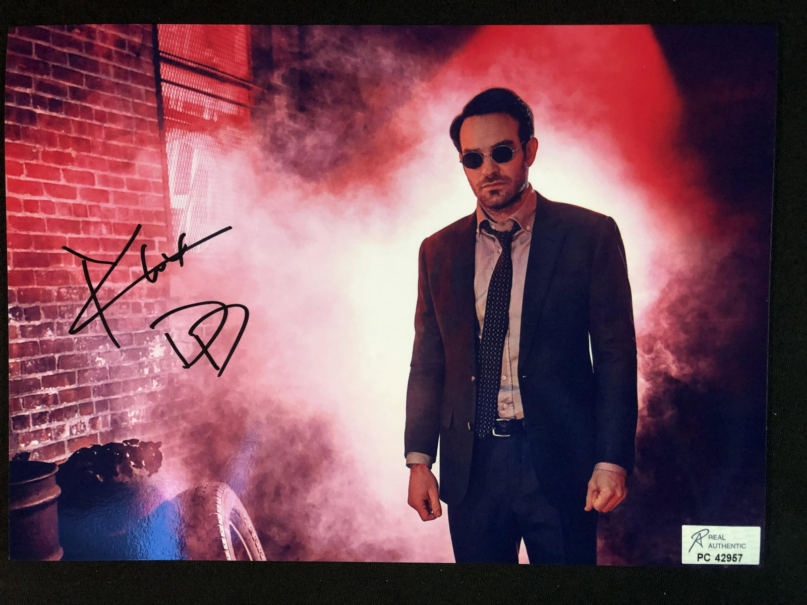 CHARLIE COX SIGNED DAREDEVIL 8 X 10 (RA COA): CHARLIE COX SIGNED DAREDEVIL 8 X 10 (RA COA)