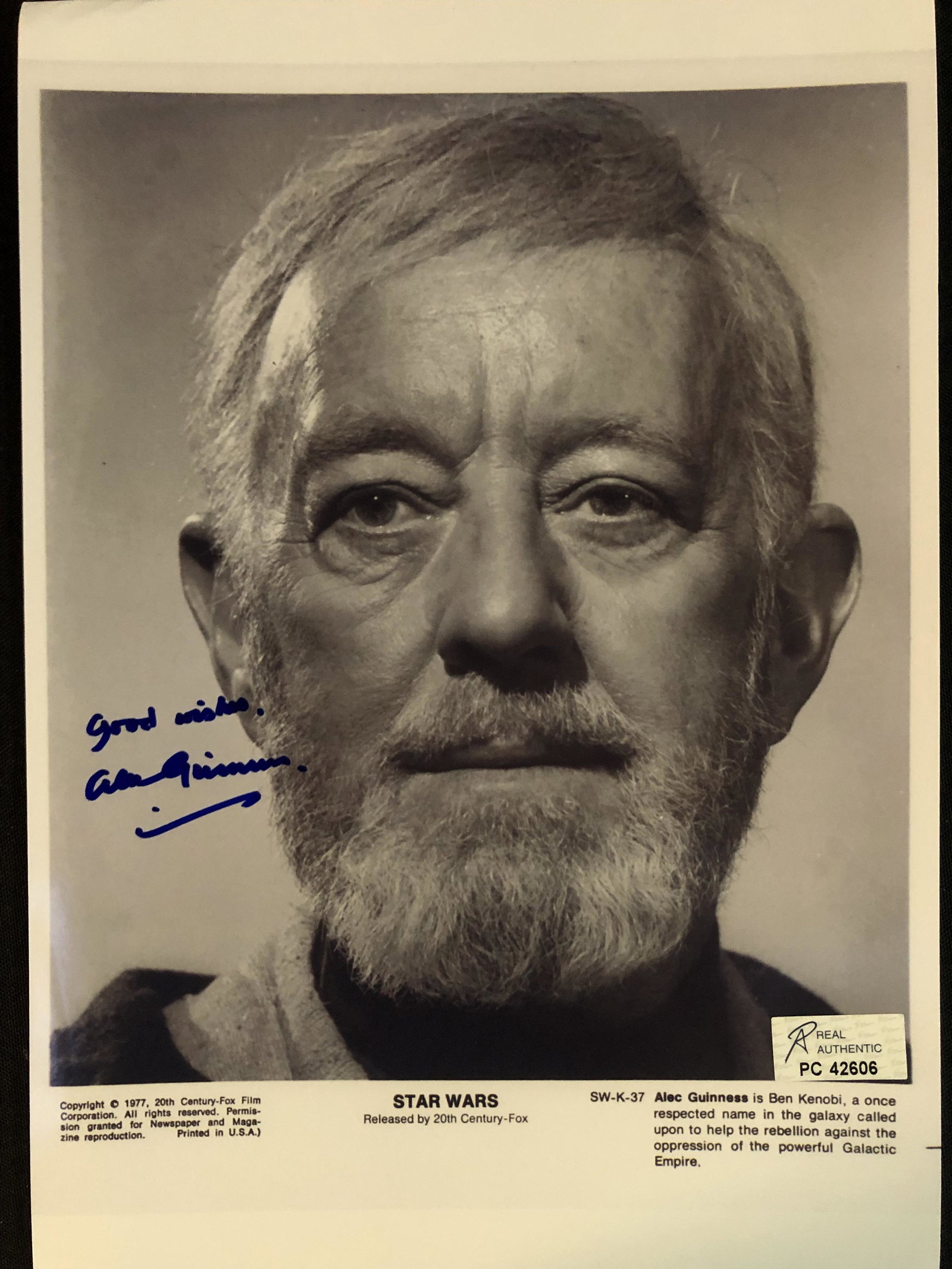 ALEC GUINNESS SIGNED 8X10 STAR WARS PROMO PHOTO (RA COA): ALEC GUINNESS SIGNED 8X10 STAR WARS PROMO PHOTO (RA COA)