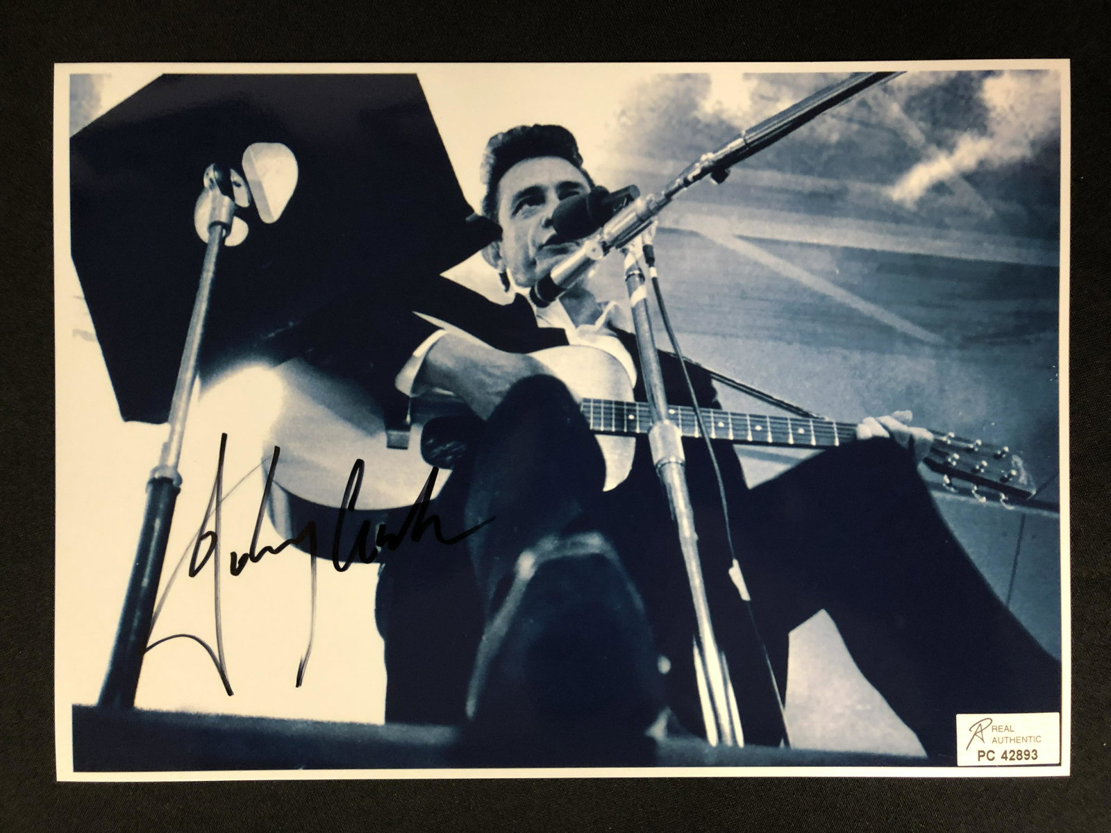 JOHNNY CASH SIGNED 8 X 10 (RA COA): JOHNNY CASH SIGNED 8 X 10 (RA COA)