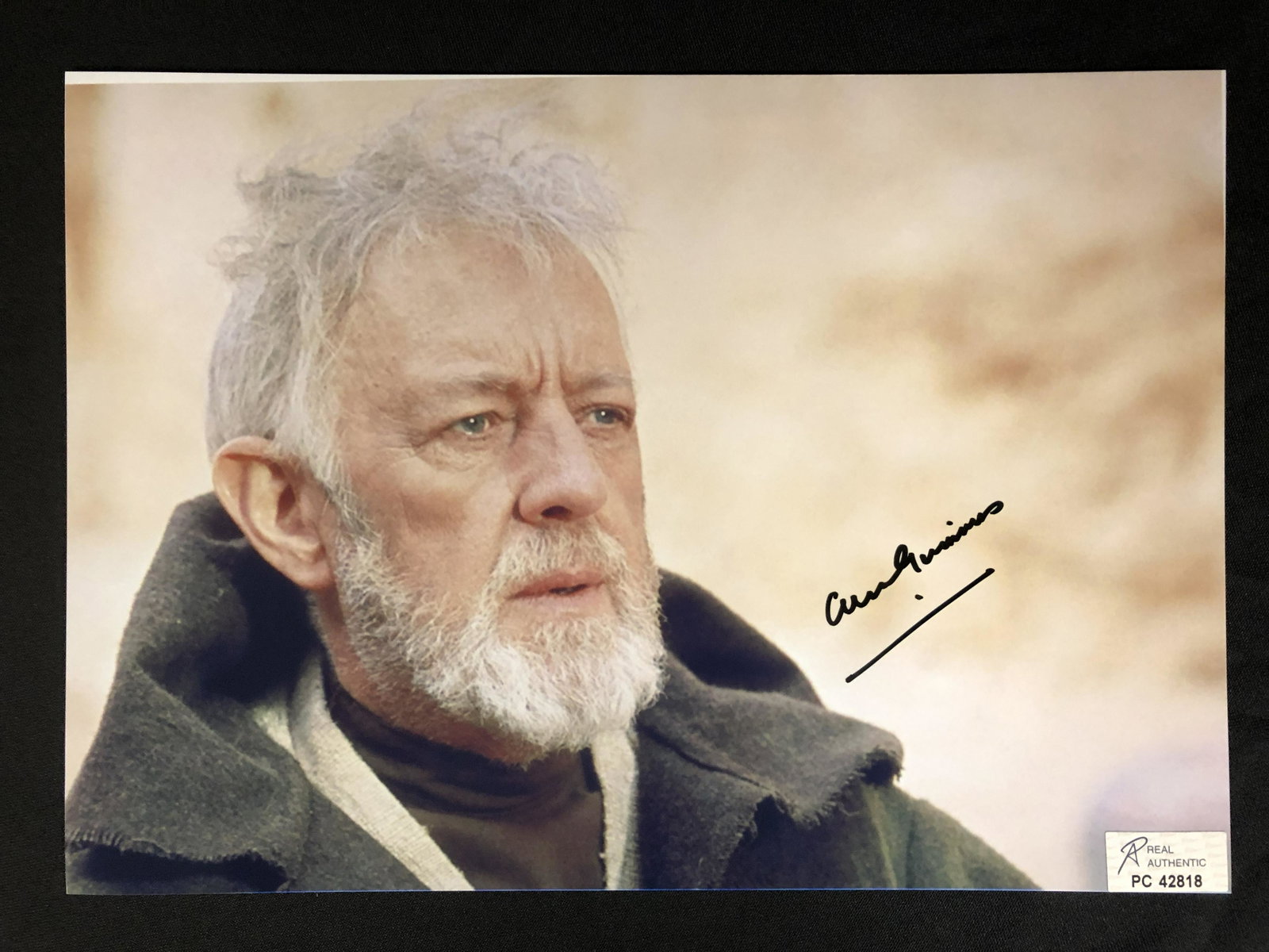 ALEC GUINESS SIGNED 8X10 PHOTO (RA COA): ALEC GUINESS SIGNED 8X10 PHOTO (RA COA)