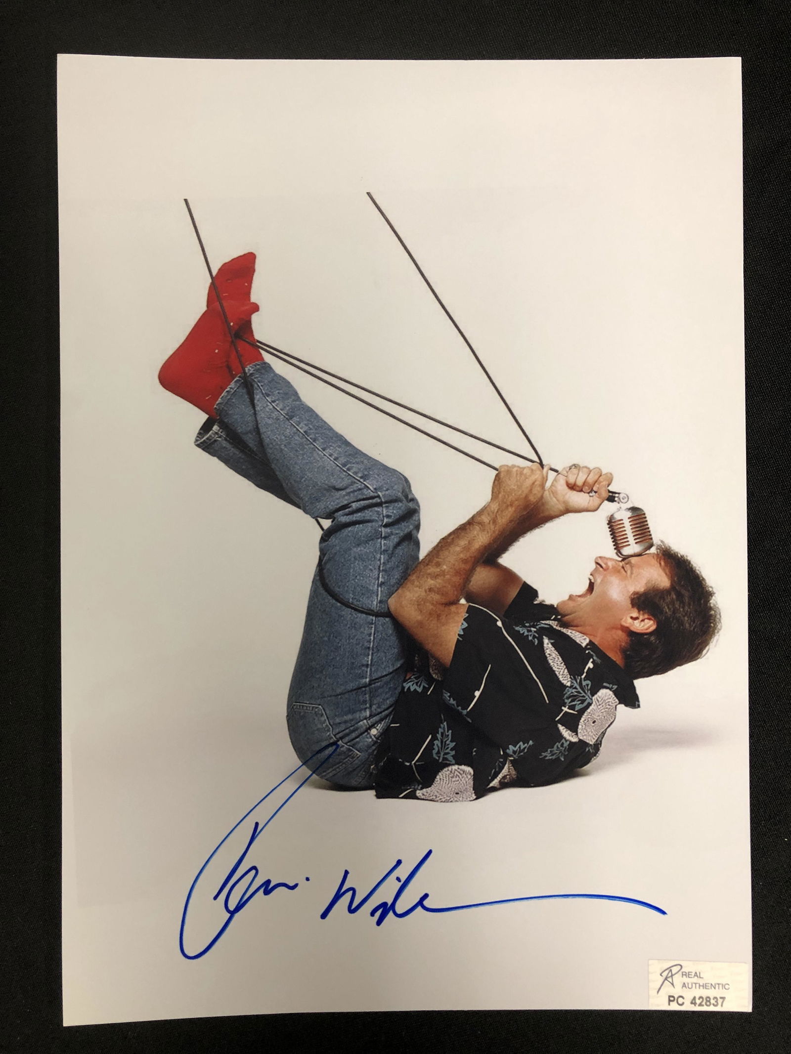 ROBIN WILLIAMS SIGNED 8X10 PHOTO (RA COA) (1 of 2)