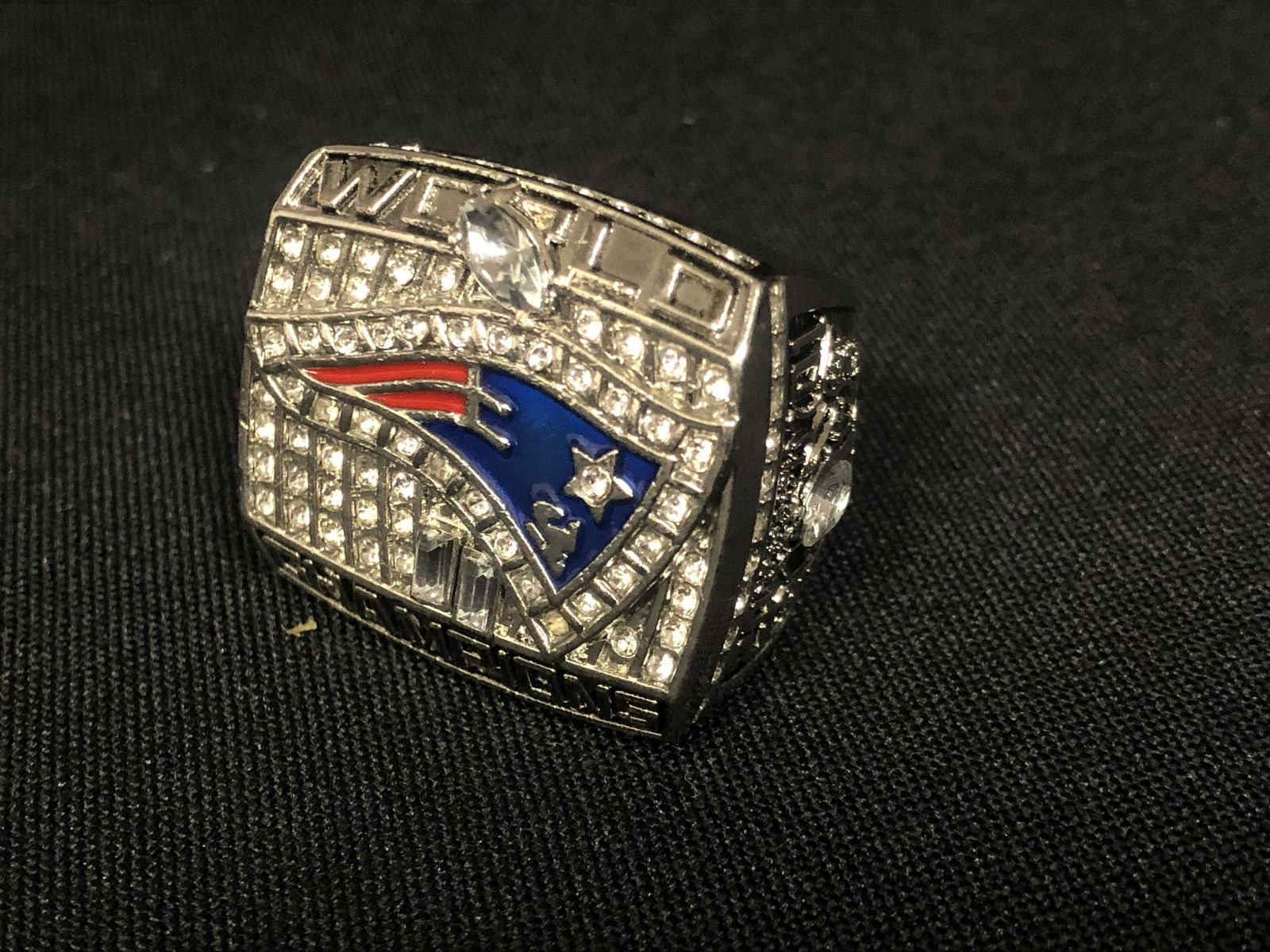 TOM BRADY AAA REPLICA NEW ENGLAND PATRIOTS CHAMPIONSHIP RING (1 of 2)