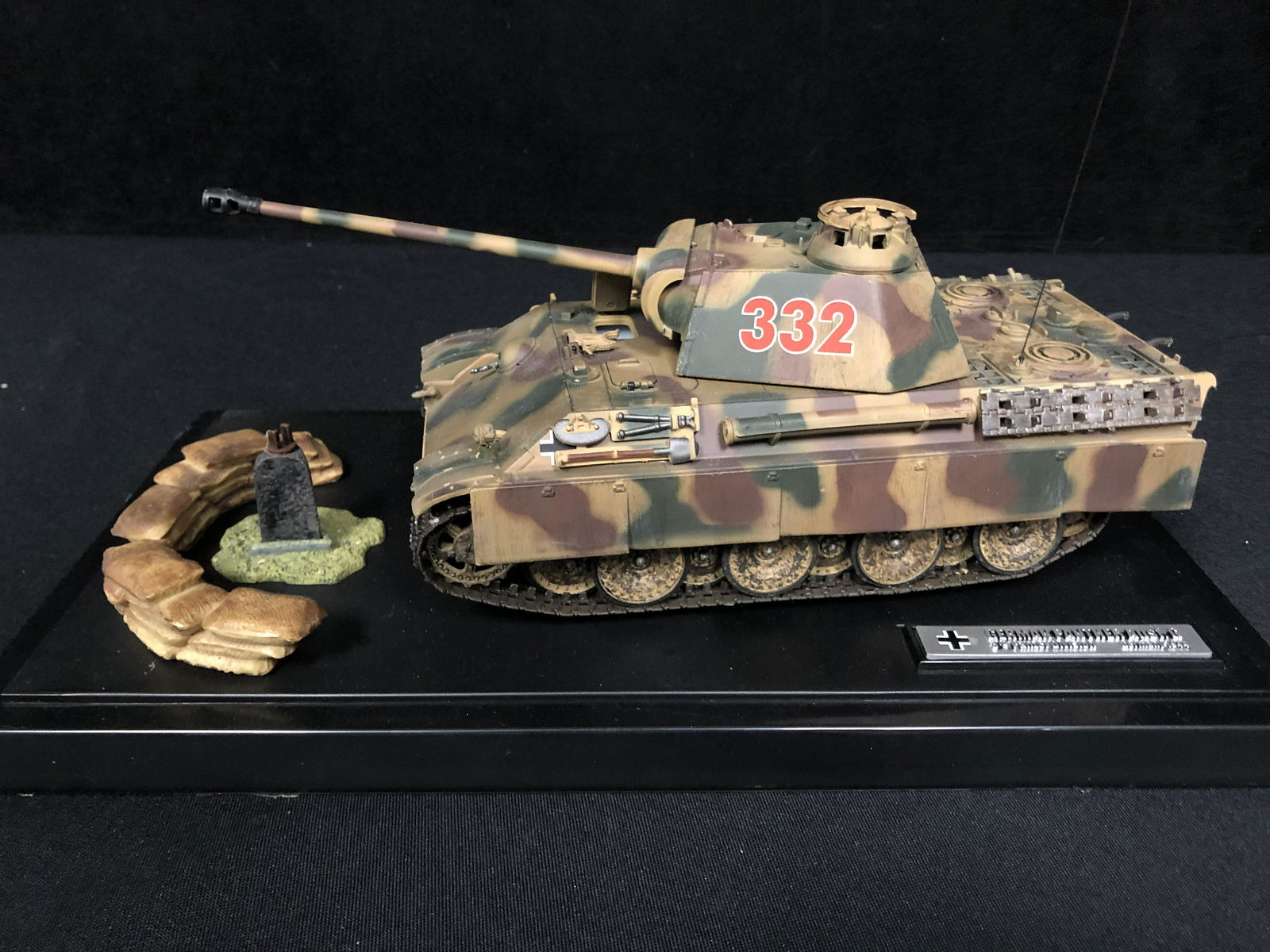 1:32 SCALE HEAVY DIE CAST GERMAN PANTHER AUST TANK DISPLAY (1 of 3)