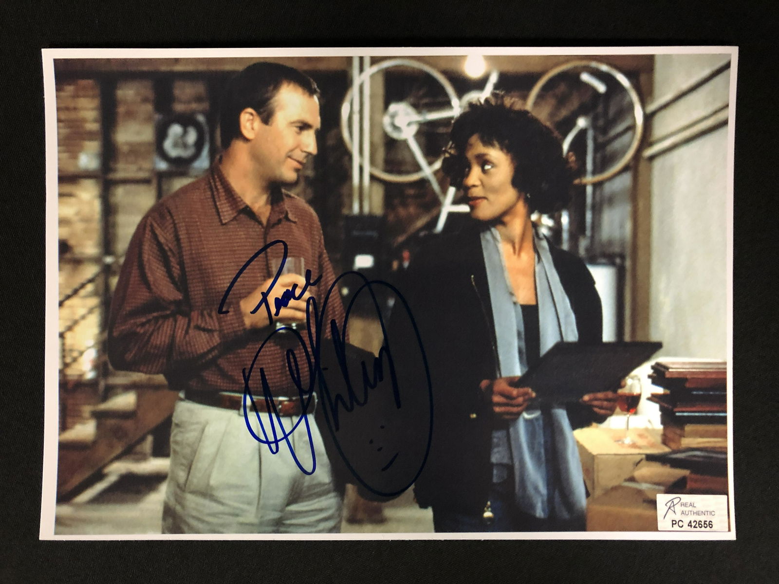 WHITNEY HOUSTON SIGNED 8X10 PHOTO (RA COA) (1 of 2)
