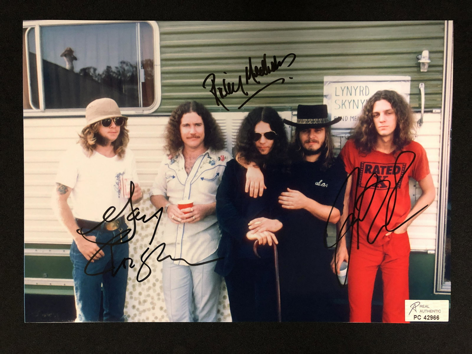 LYNYRD SKYNYRD BAND SIGNED 8 X 10 (RA COA): LYNYRD SKYNYRD BAND SIGNED 8 X 10 (RA COA)