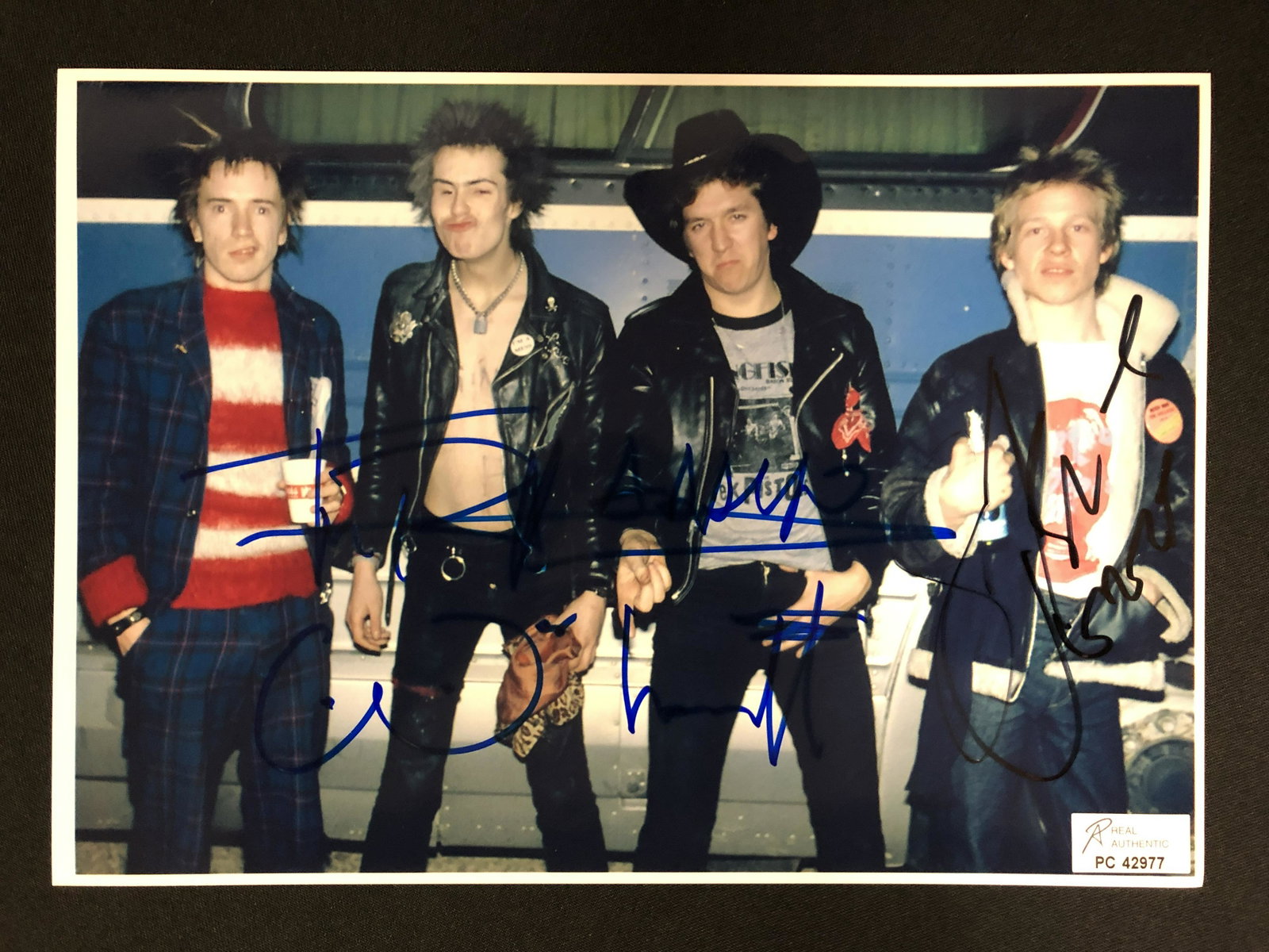 SEX PISTOLS SIGNED 8X10 PHOTO (RA COA): SEX PISTOLS SIGNED 8X10 PHOTO (RA COA)