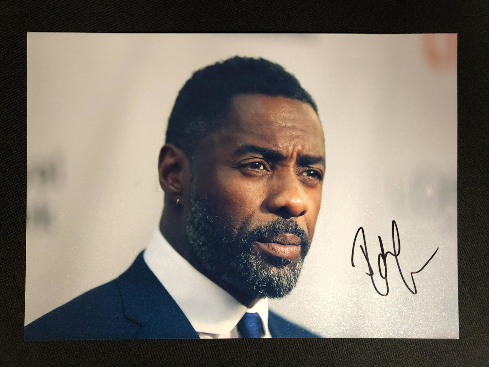 IDRIS ELBA SIGNED 8X10 PHOTO (RA COA): IDRIS ELBA SIGNED 8X10 PHOTO (RA COA)